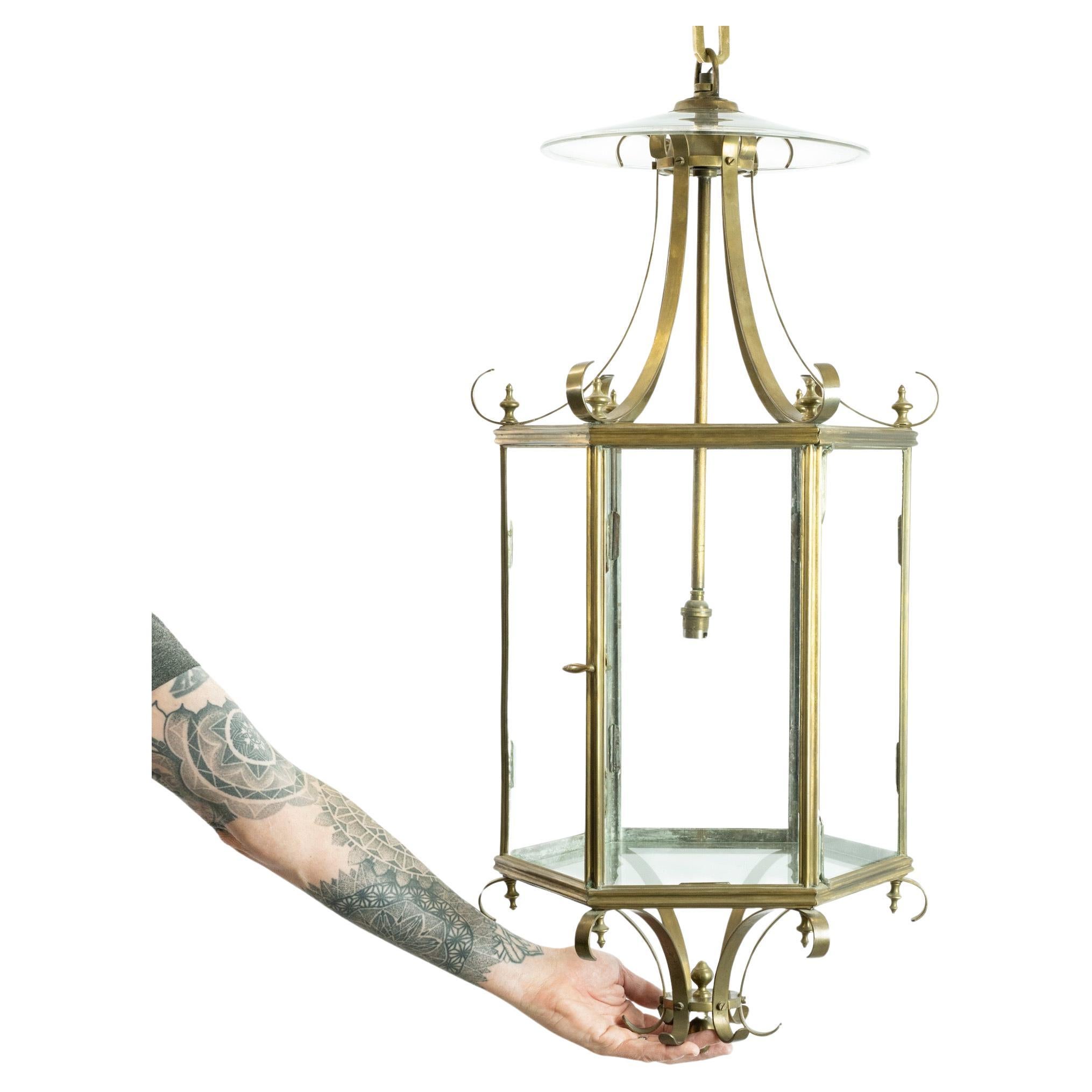 Gran farol colgante francés de latón del siglo XX