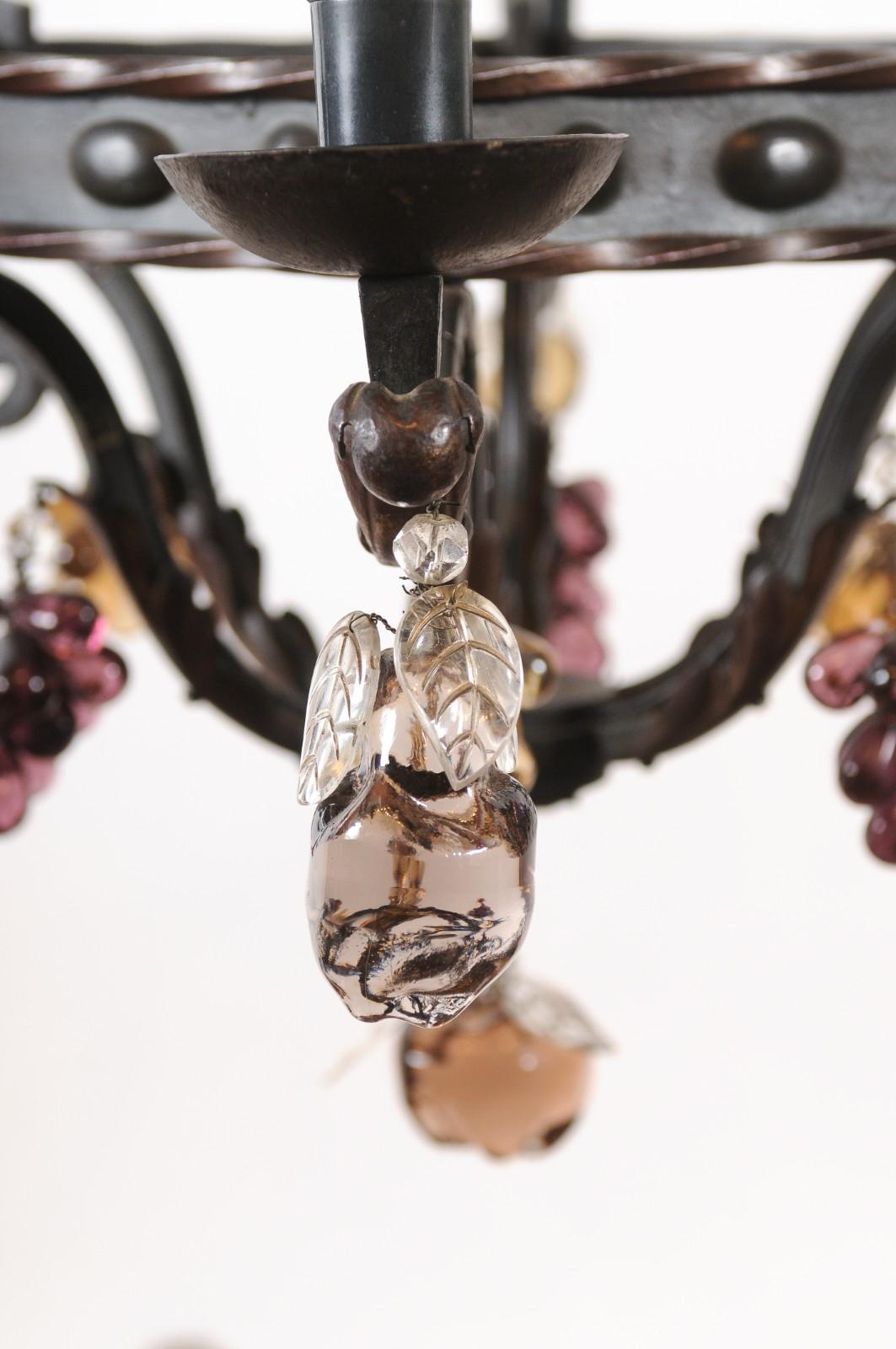 Gran araña francesa de hierro de 6 luces con cristales en forma de fruta, Siglo XX en venta 11