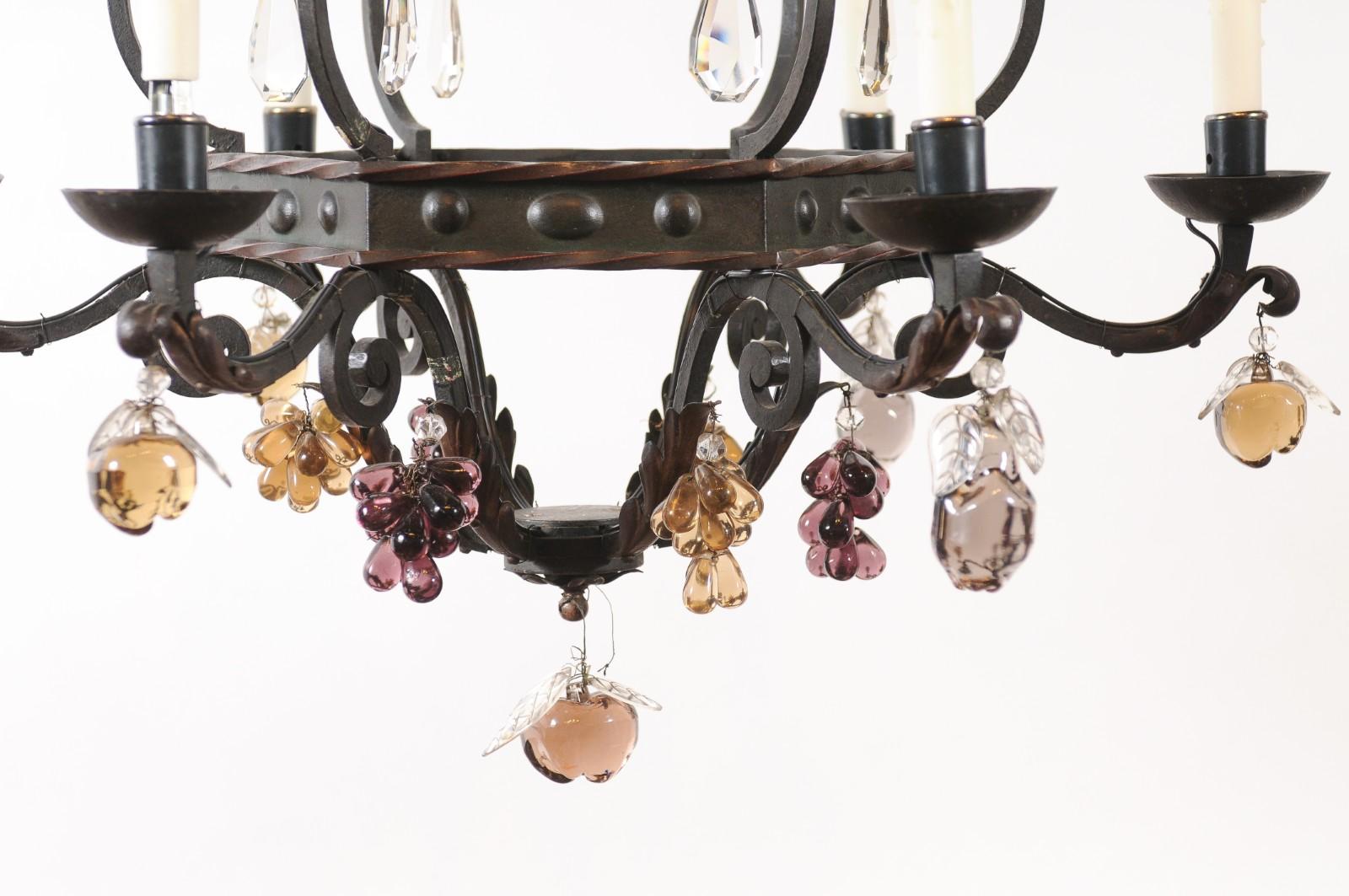 
Gran araña francesa de hierro de 6 luces con cristales en forma de fruta, Siglo XX