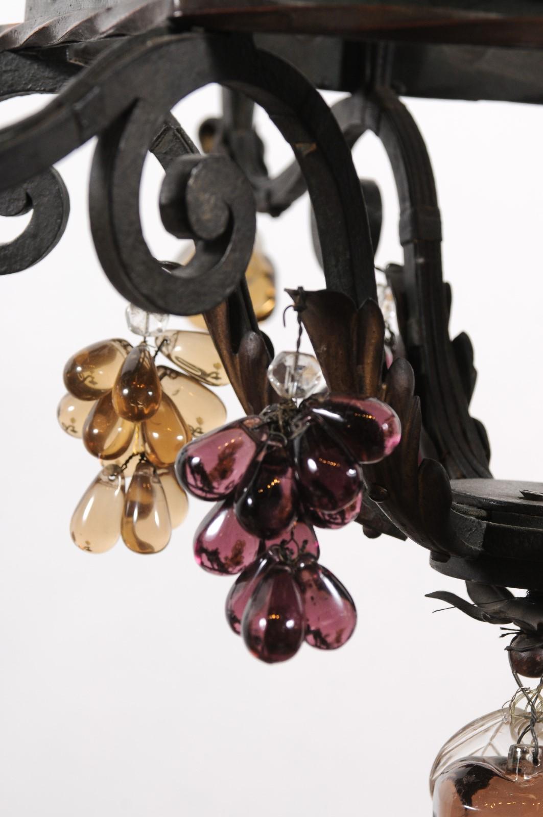 Gran araña francesa de hierro de 6 luces con cristales en forma de fruta, Siglo XX en venta 3