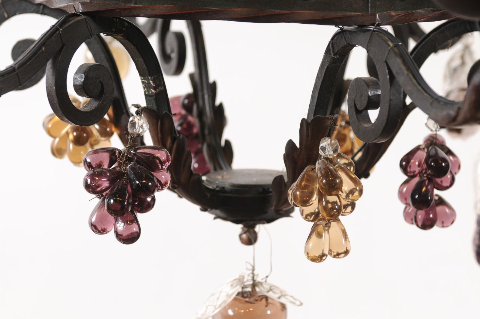 Gran araña francesa de hierro de 6 luces con cristales en forma de fruta, Siglo XX en venta 1