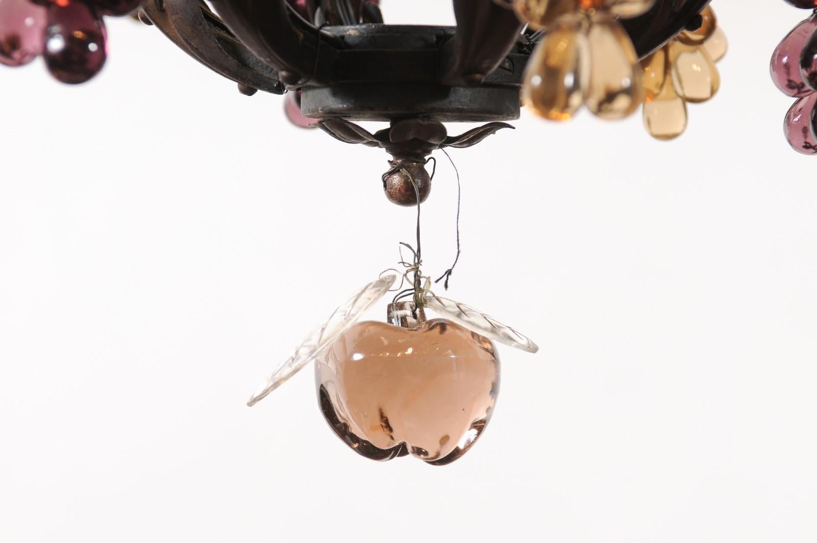 Gran araña francesa de hierro de 6 luces con cristales en forma de fruta, Siglo XX en venta 2