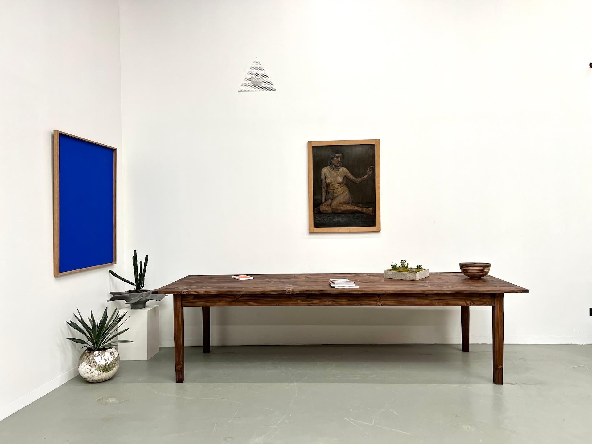 Grande table de ferme en pin des années 70

La Maison LECAN propose cette très grande table en pin massif avec des pieds en fuseau.

Cette table très robuste est dotée d'une belle patine et pourra accueillir de nombreux invités.

Disponible en