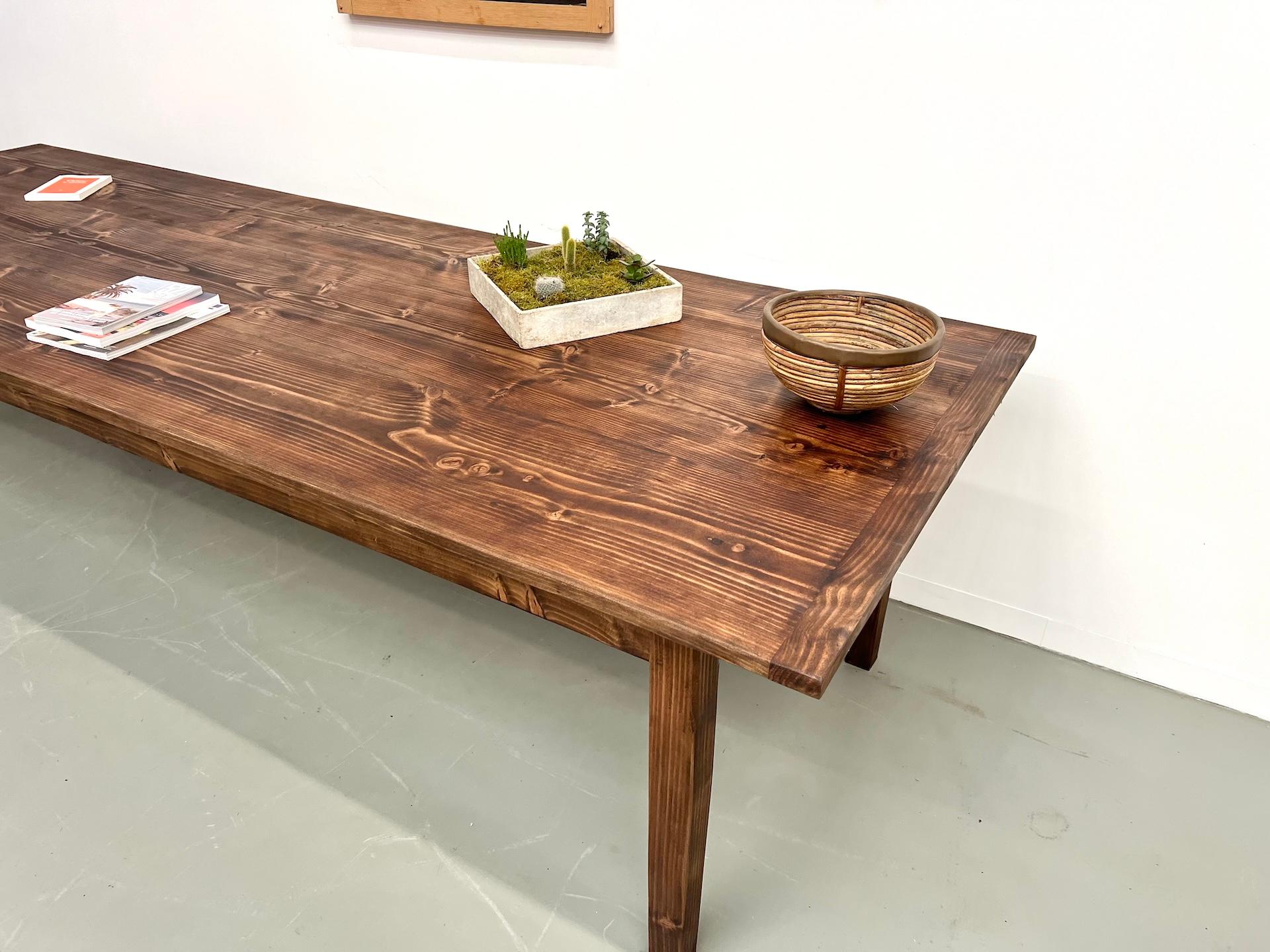 Grande table de ferme française des années 70 en pin Bon état - En vente à LYON, FR