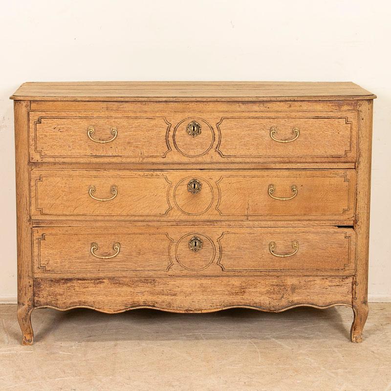 Large French Antique Bleached Oak Chest of Drawers In Good Condition In Round Top, TX