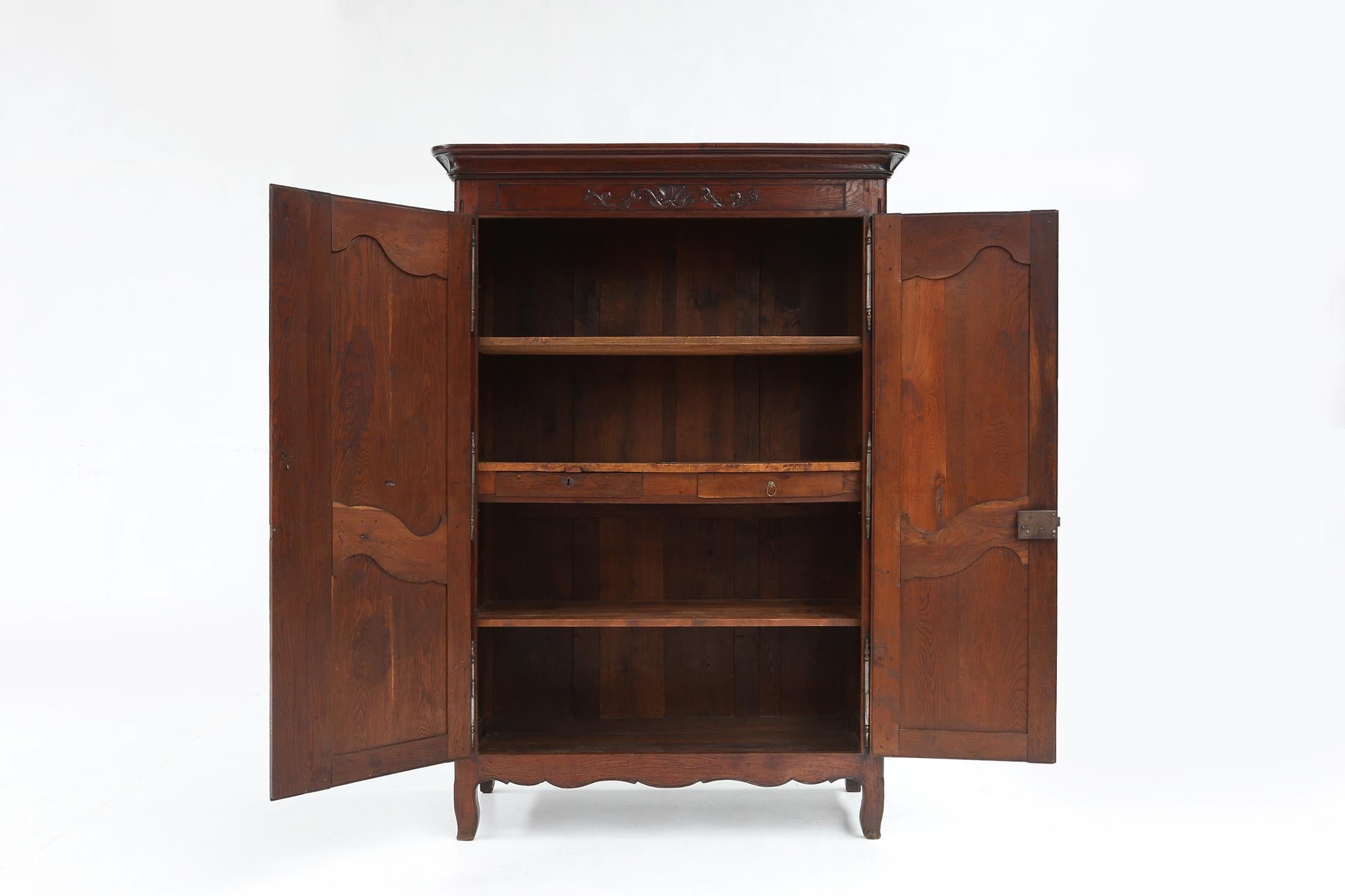 Grande armoire de mariage française sculptée de style Louis XVI, 1850 en vente 4