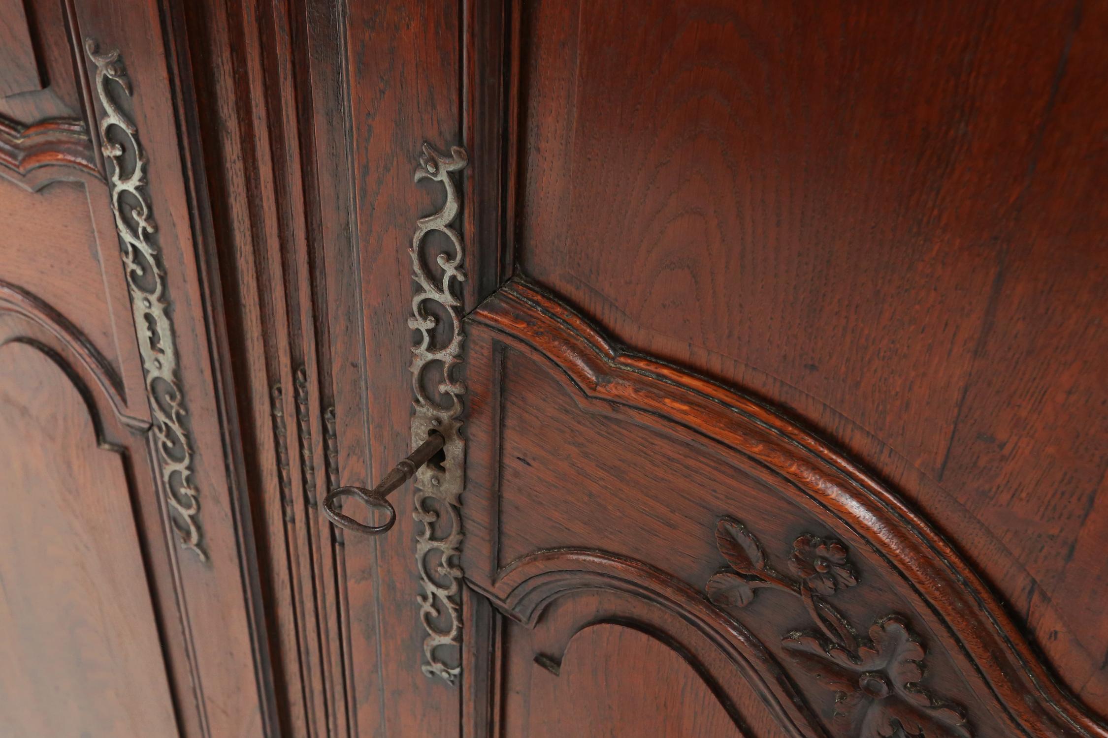 Grande armoire de mariage française sculptée de style Louis XVI, 1850 en vente 8
