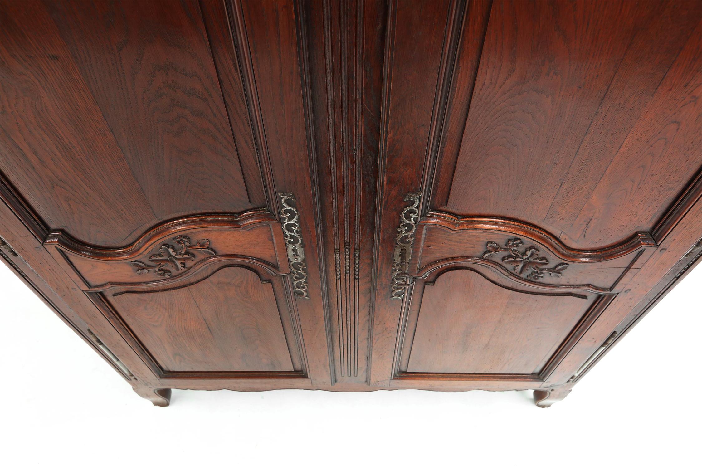 Grande armoire de mariage française sculptée de style Louis XVI, 1850 en vente 9