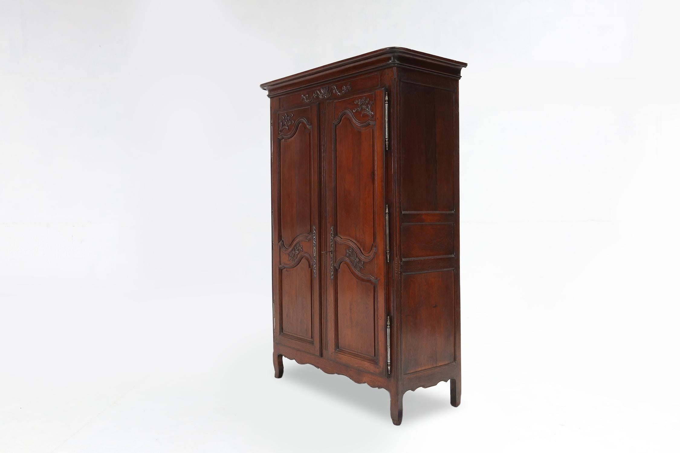 Grande armoire de mariage française sculptée de style Louis XVI, 1850 en vente 10