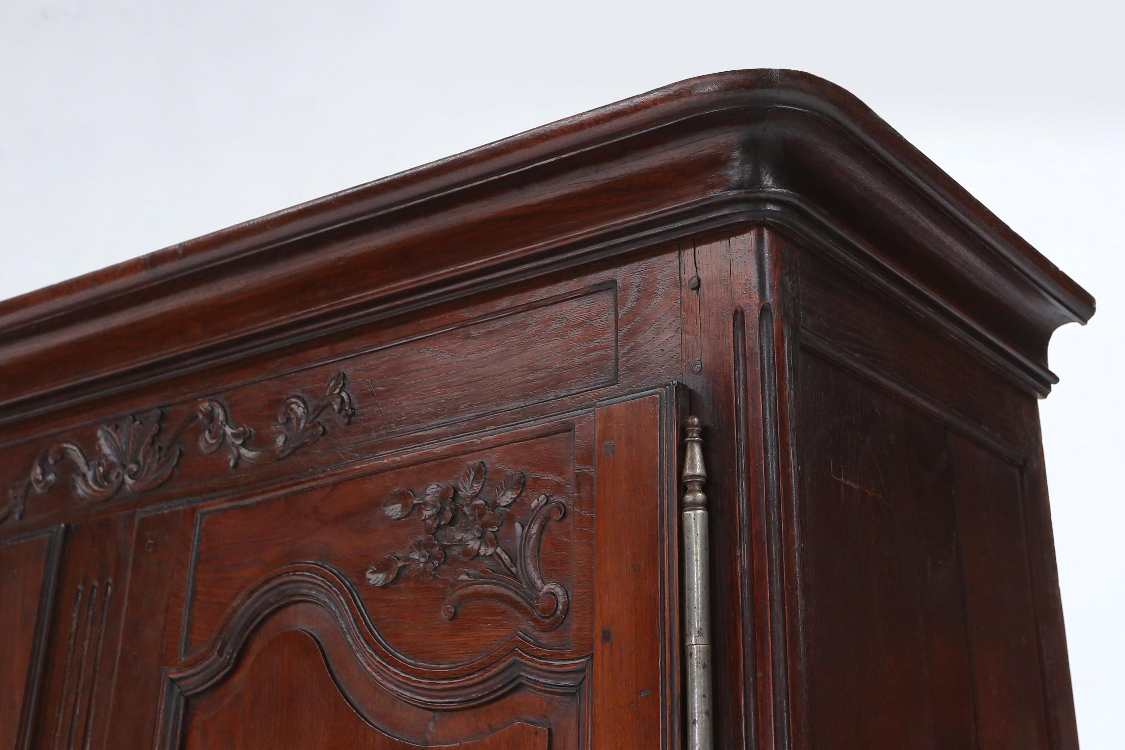 Grande armoire de mariage française sculptée de style Louis XVI, 1850 en vente 11