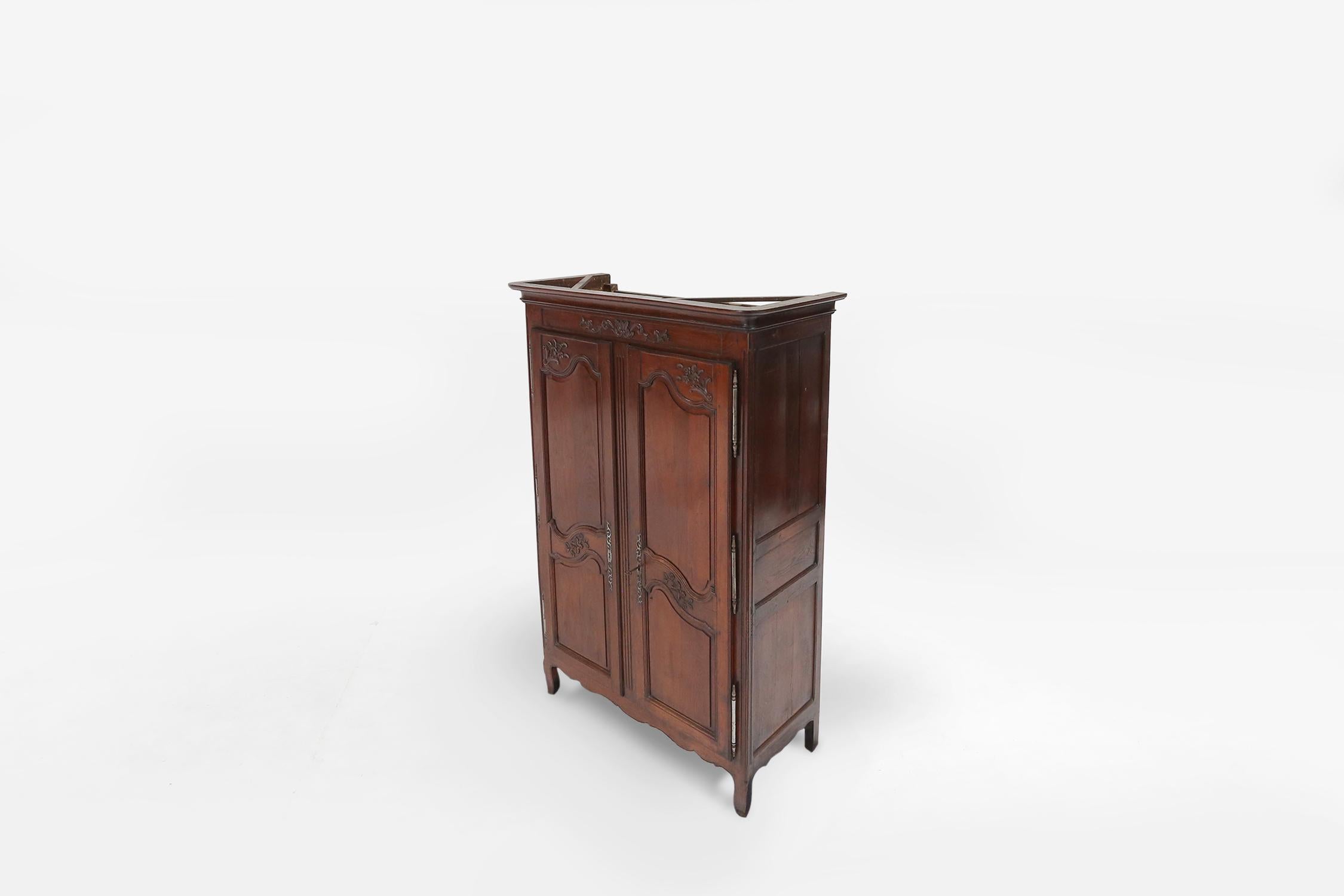 Grande armoire de mariage française sculptée de style Louis XVI, 1850 en vente 13