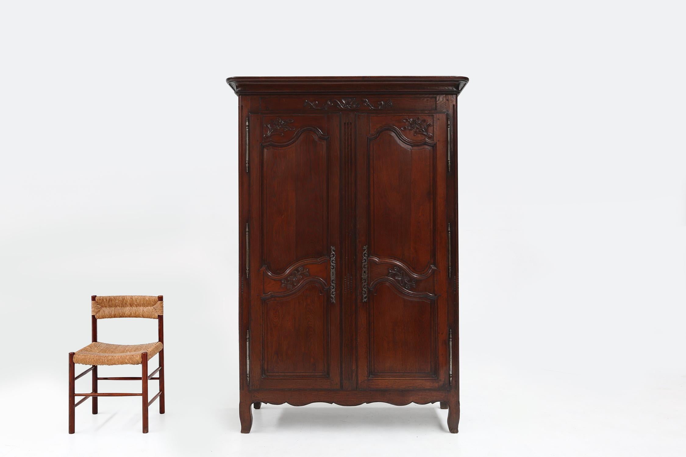 France / 1850 / armoire de mariage / bois / Louis XVI

Magnifique armoire en bois sculptée à la main, fabriquée en France vers 1850. Traditionnellement, il s'agissait d'un cadeau de mariage et il était donc décoré avec le plus grand soin. Une pièce