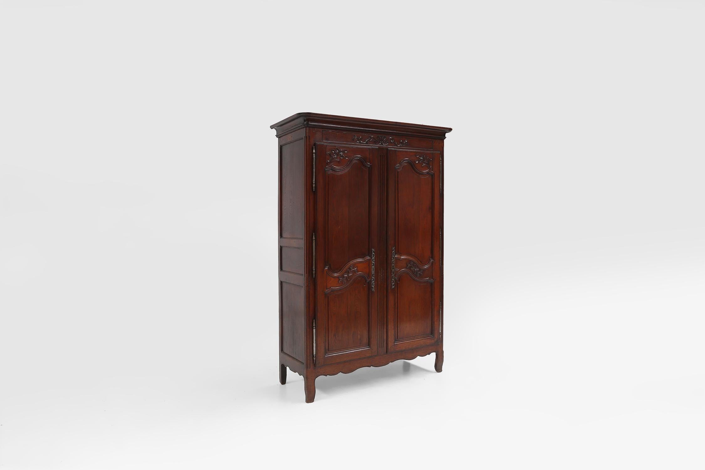 Français Grande armoire de mariage française sculptée de style Louis XVI, 1850 en vente