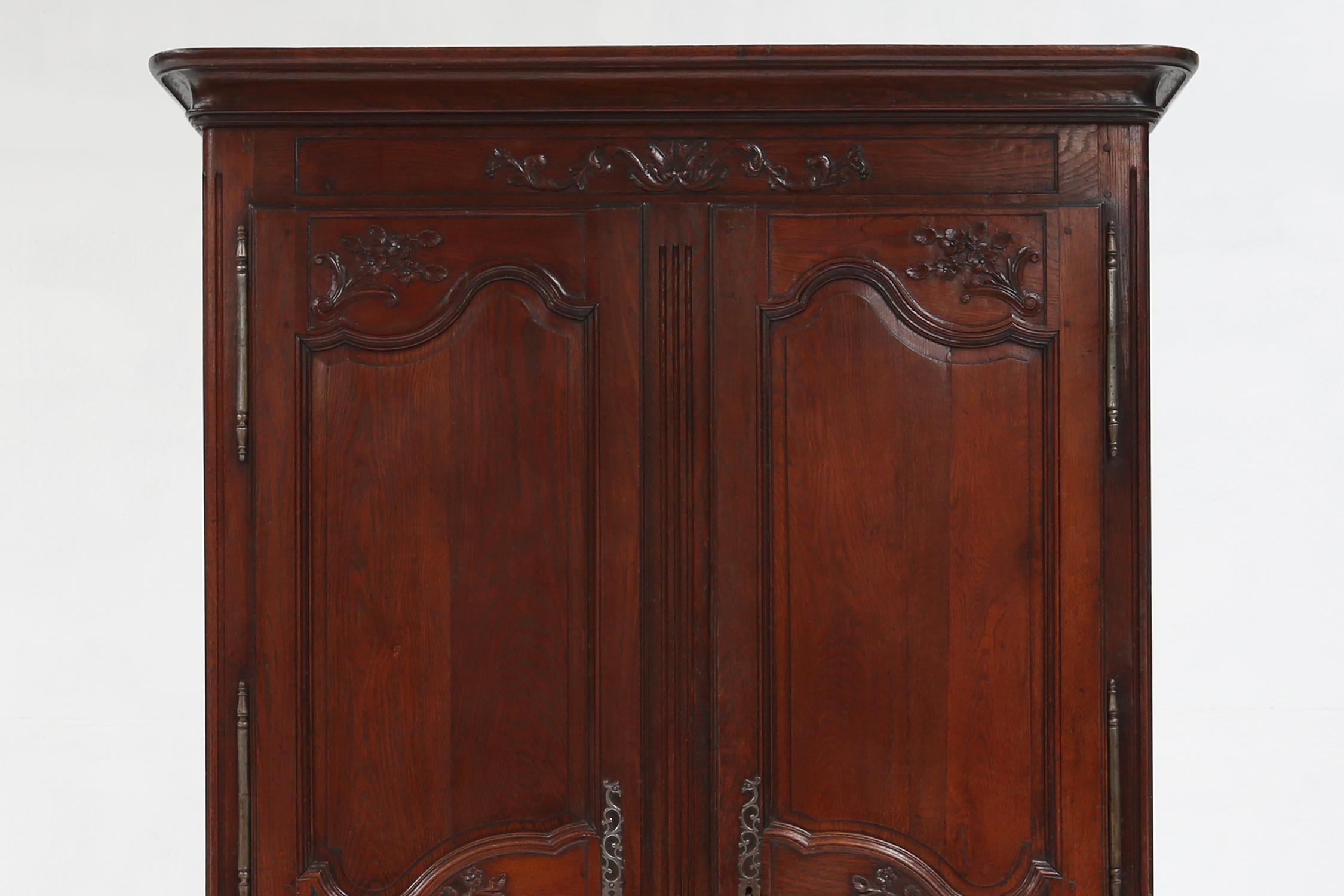 Grande armoire de mariage française sculptée de style Louis XVI, 1850 Bon état - En vente à Meulebeke, BE