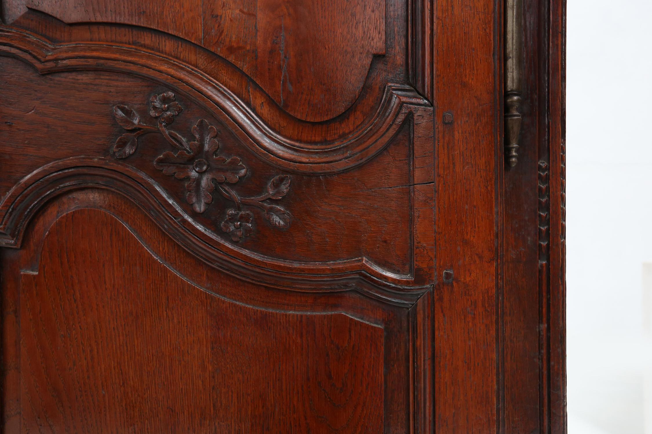 Bois Grande armoire de mariage française sculptée de style Louis XVI, 1850 en vente