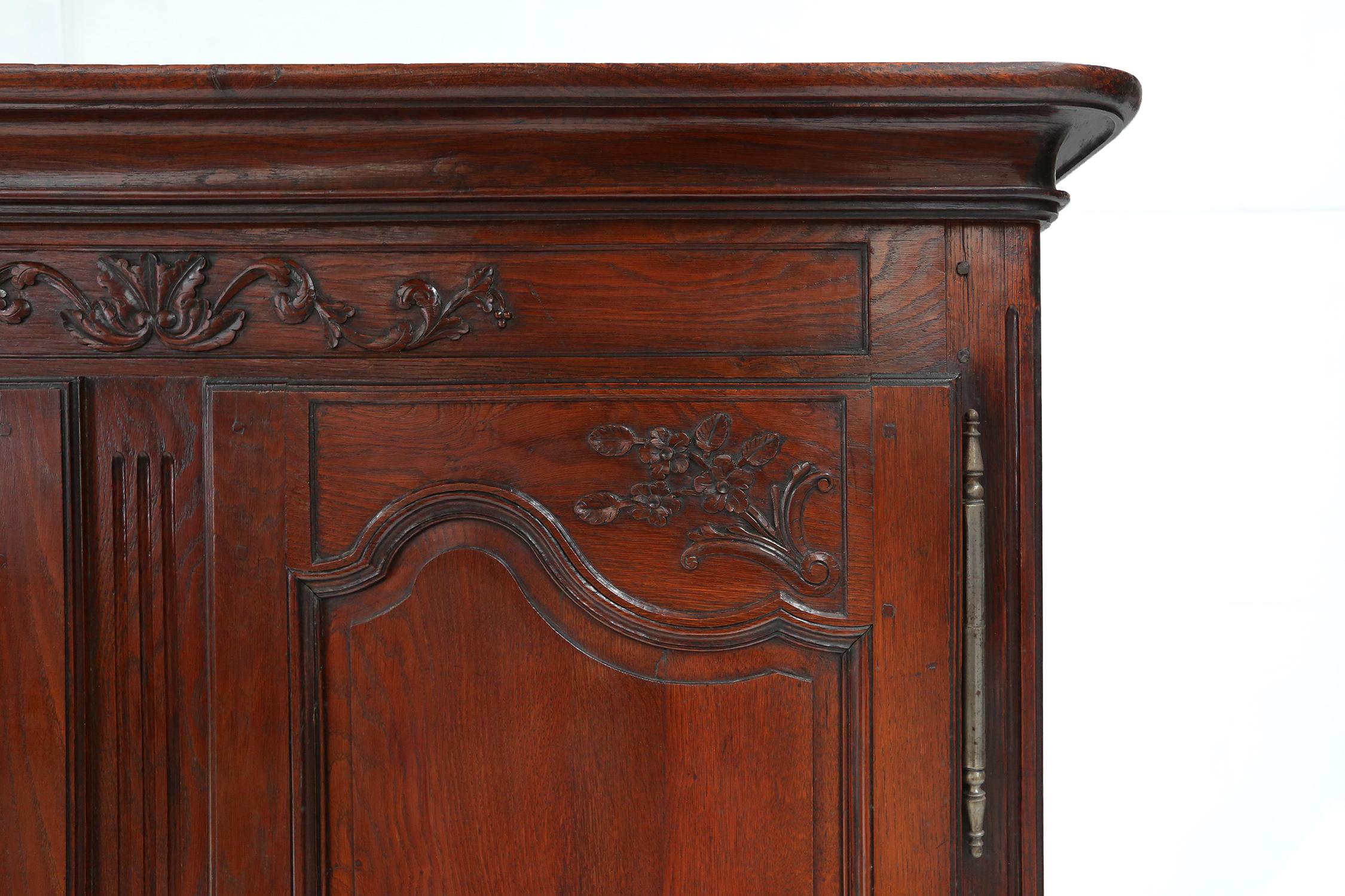 Grande armoire de mariage française sculptée de style Louis XVI, 1850 en vente 1