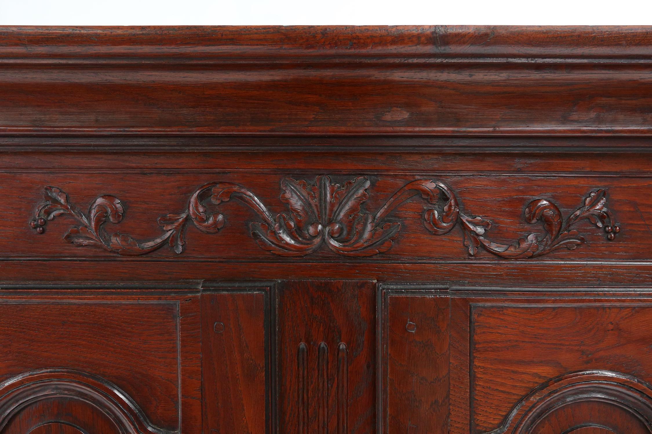 Grande armoire de mariage française sculptée de style Louis XVI, 1850 en vente 2