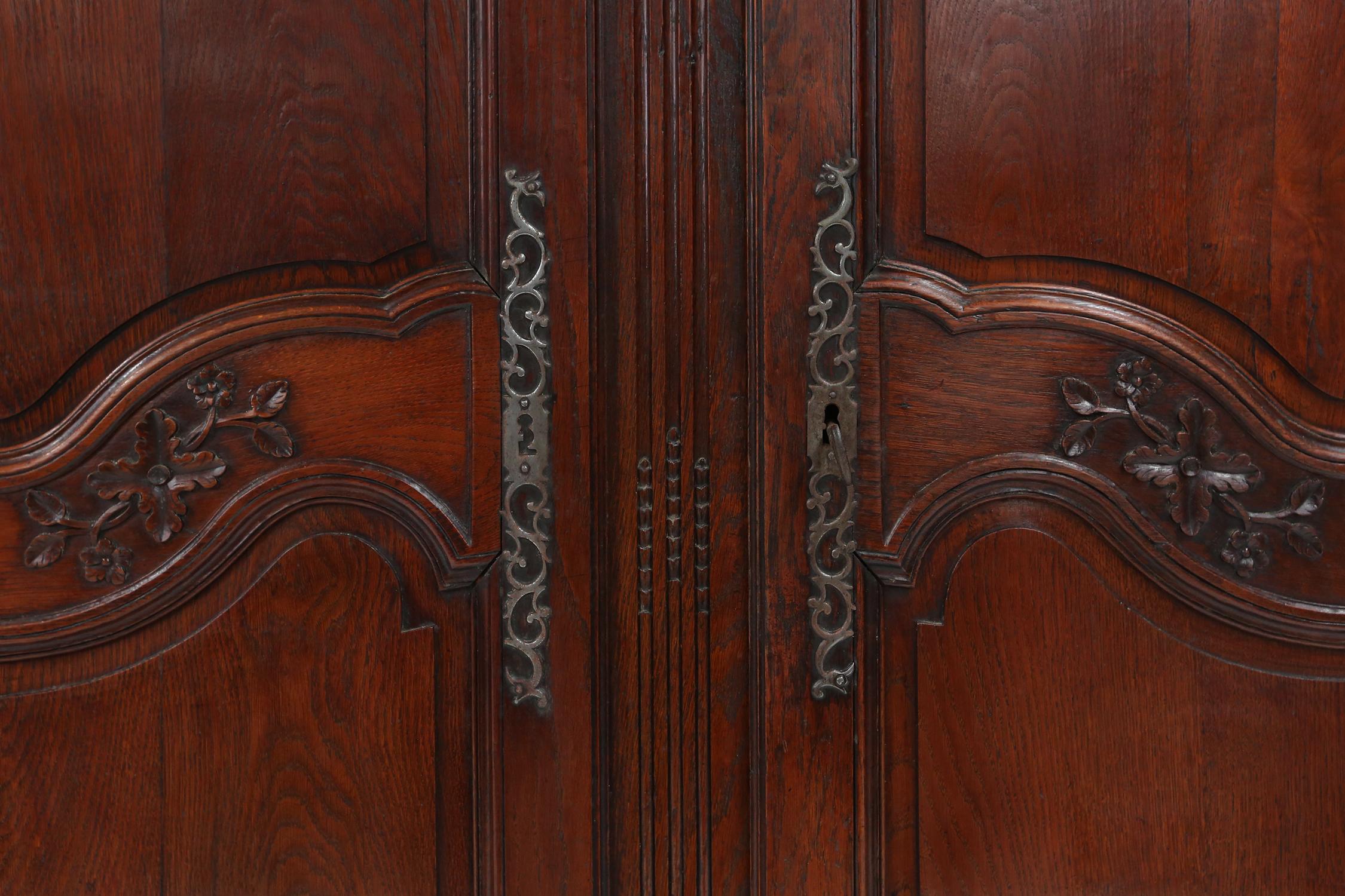 Grande armoire de mariage française sculptée de style Louis XVI, 1850 en vente 3