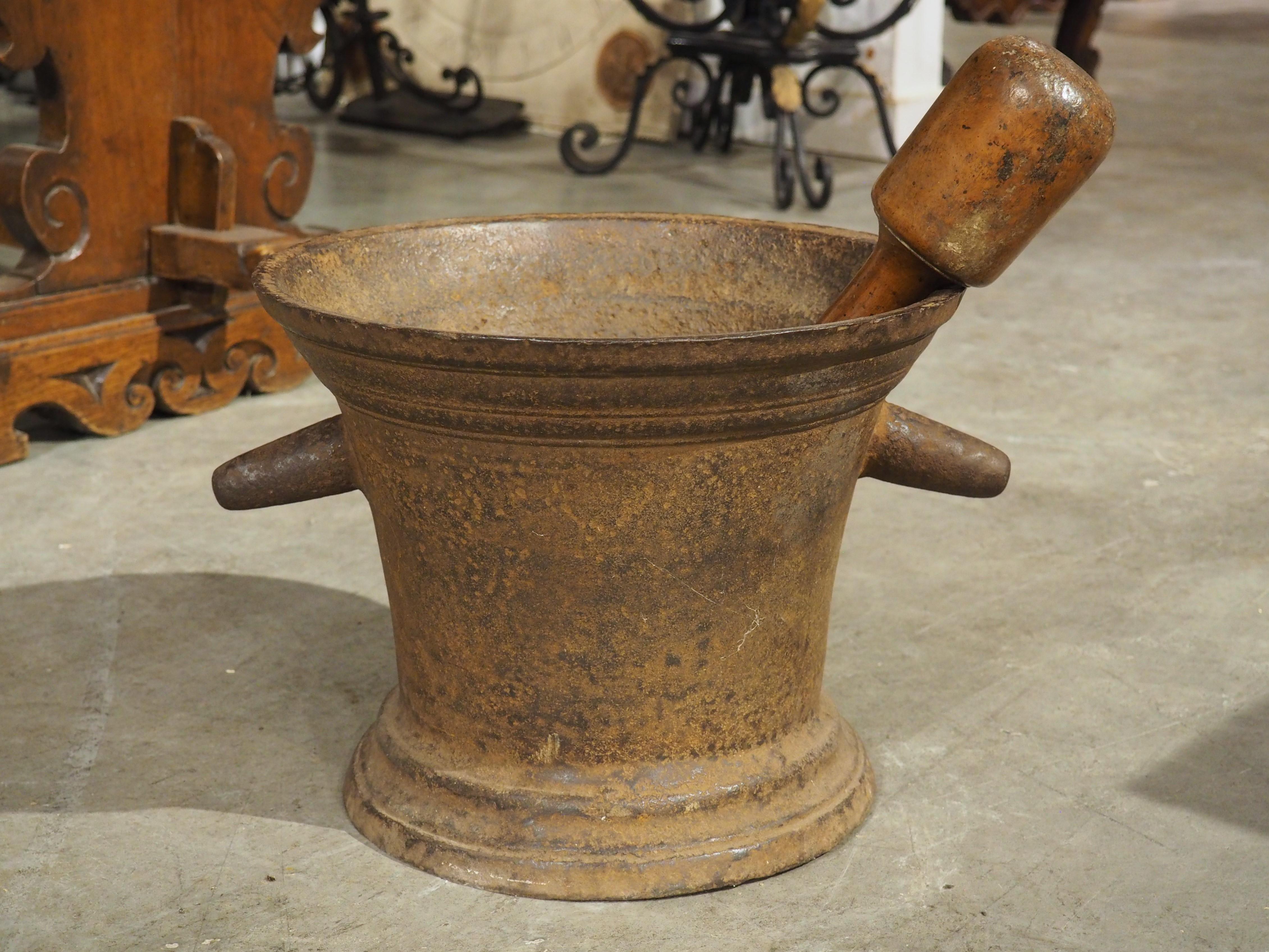 Inizio XIX secolo Grande mortaio francese antico in ghisa con pestello, CIRCA 1800 in vendita