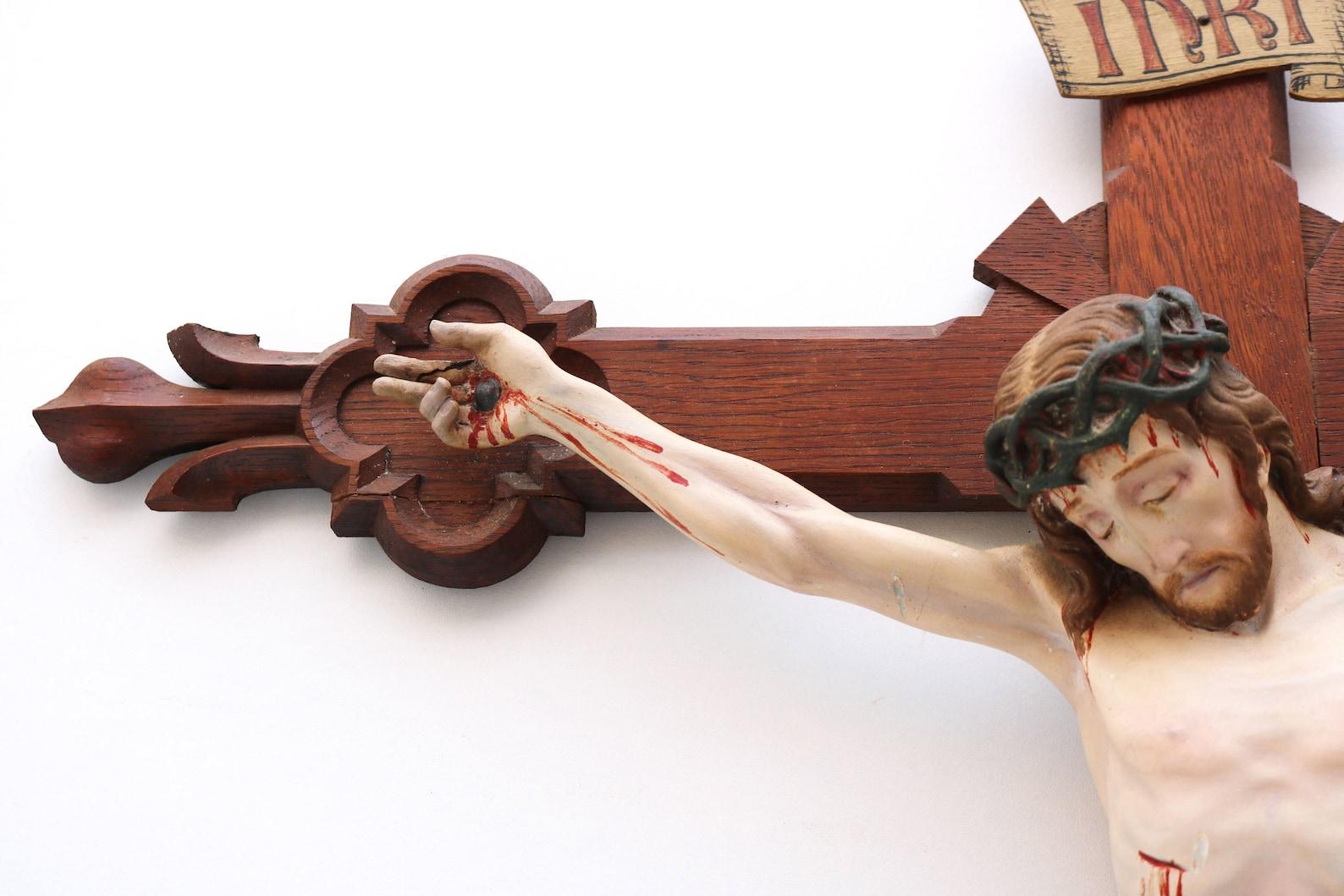 Beautiful & impressive patinated French large crucifix with wood carved heraldic lily (Fleur de lis).
Christ made from plaster and painted by hand, looks simply amazing. It really comes to life with these stunning details. 
The gorgeous paint job