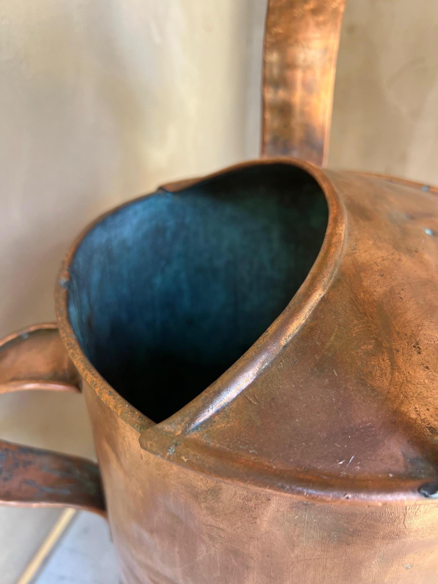 Grand arrosoir français en cuivre ancien et bordure en fer forgé, 19e siècle en vente 2