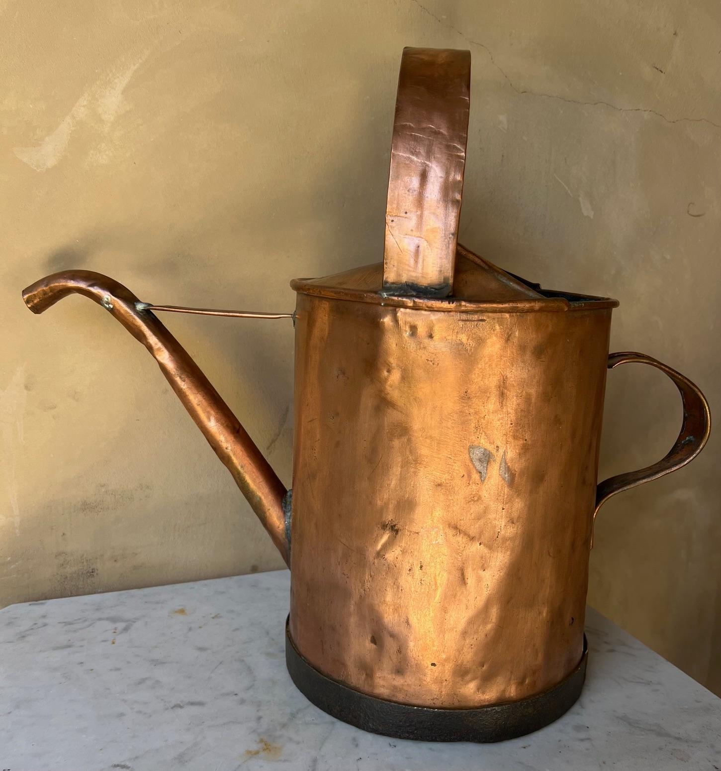 Grand arrosoir français en cuivre ancien et bordure en fer forgé, 19e siècle en vente 7