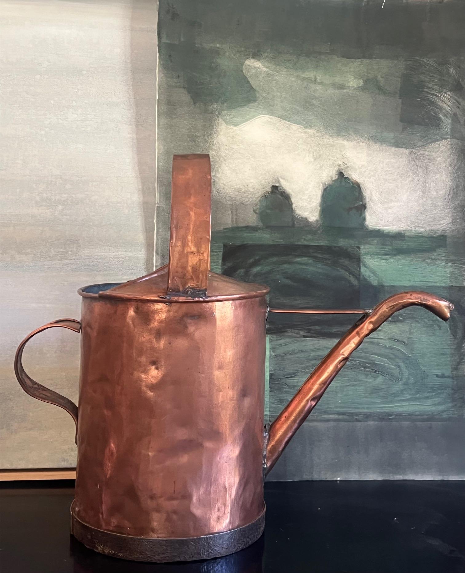 Grand pichet en cuivre français du 19e siècle. La canette mesure 22 pouces du bec à la poignée, elle est fabriquée à la main et comprend un rebord en fer forgé autour du fond. Les bosses sont typiques de l'âge, mais l'appareil est entièrement