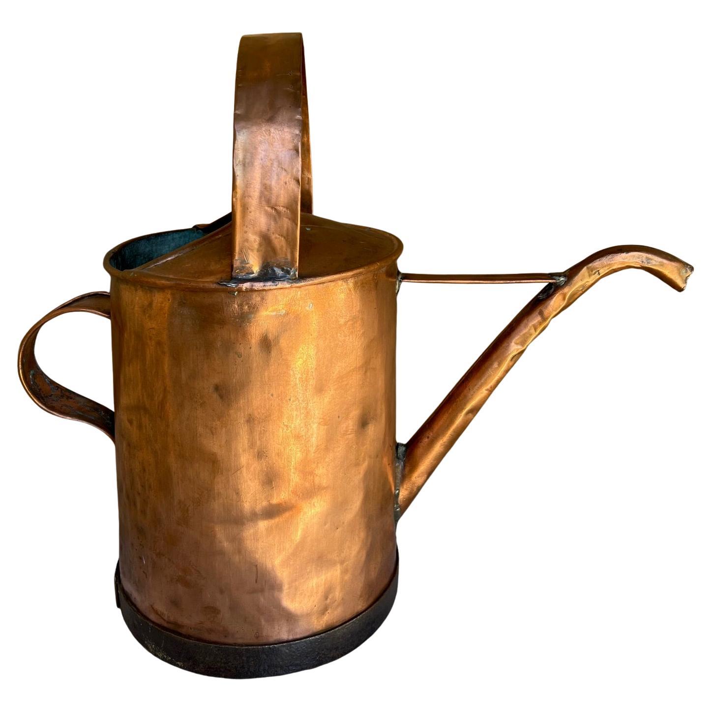 Provincial français Grand arrosoir français en cuivre ancien et bordure en fer forgé, 19e siècle en vente
