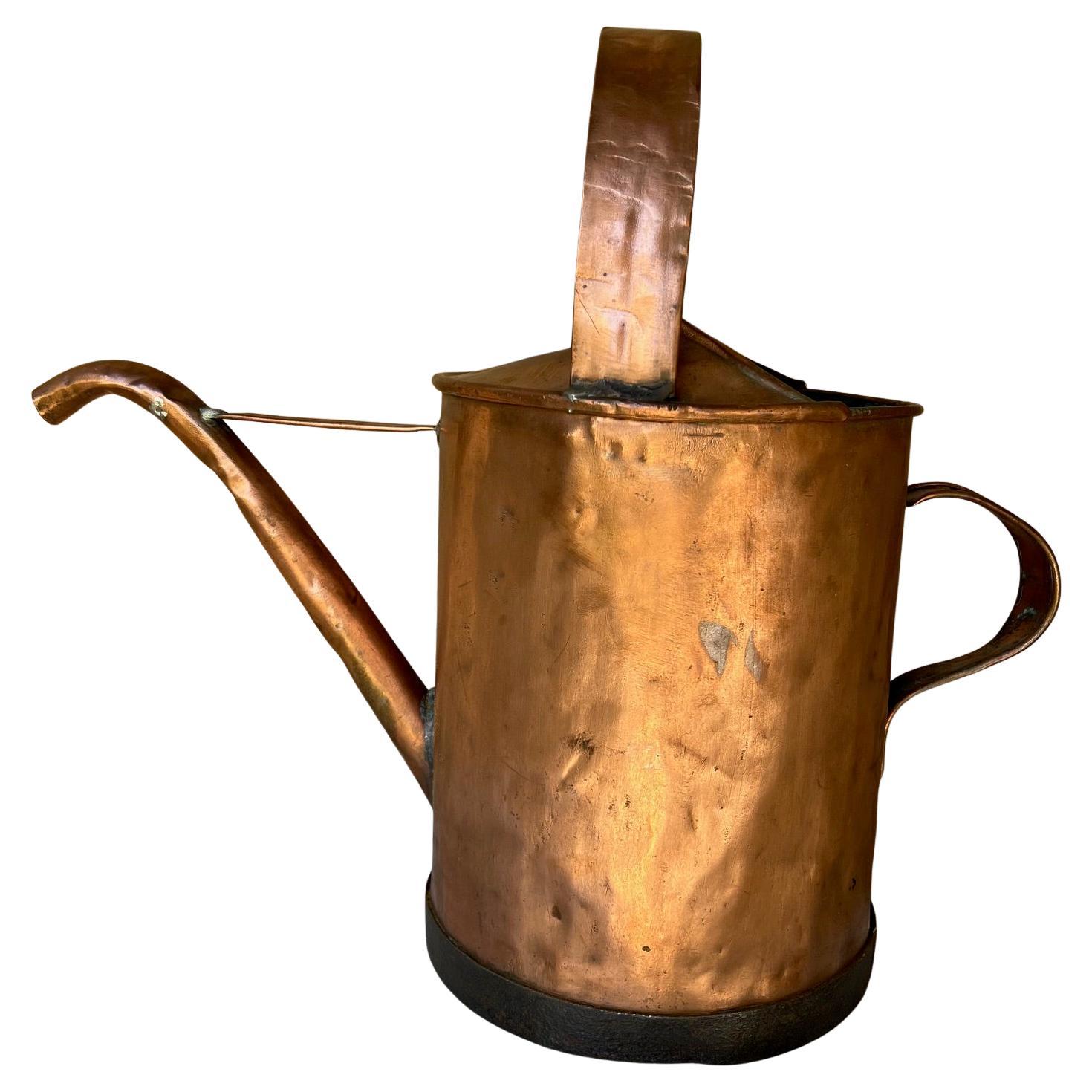 Sculpté à la main Grand arrosoir français en cuivre ancien et bordure en fer forgé, 19e siècle en vente