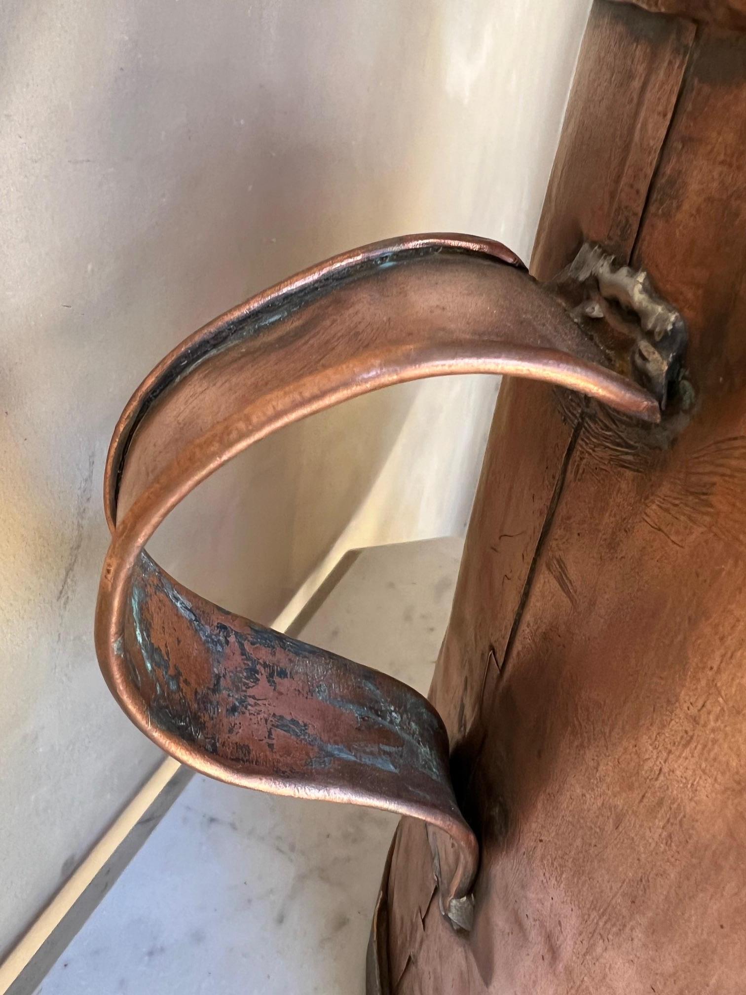 Cuivre Grand arrosoir français en cuivre ancien et bordure en fer forgé, 19e siècle en vente