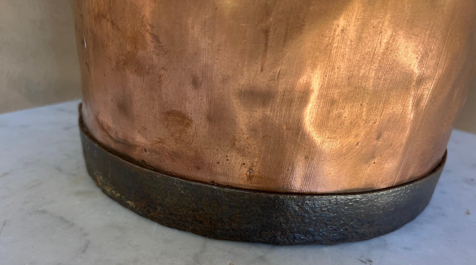 Grand arrosoir français en cuivre ancien et bordure en fer forgé, 19e siècle en vente 1
