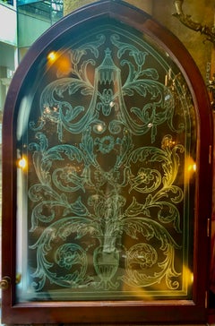 Grande vetro antico francese inciso in una cornice di noce incamiciata e illuminata