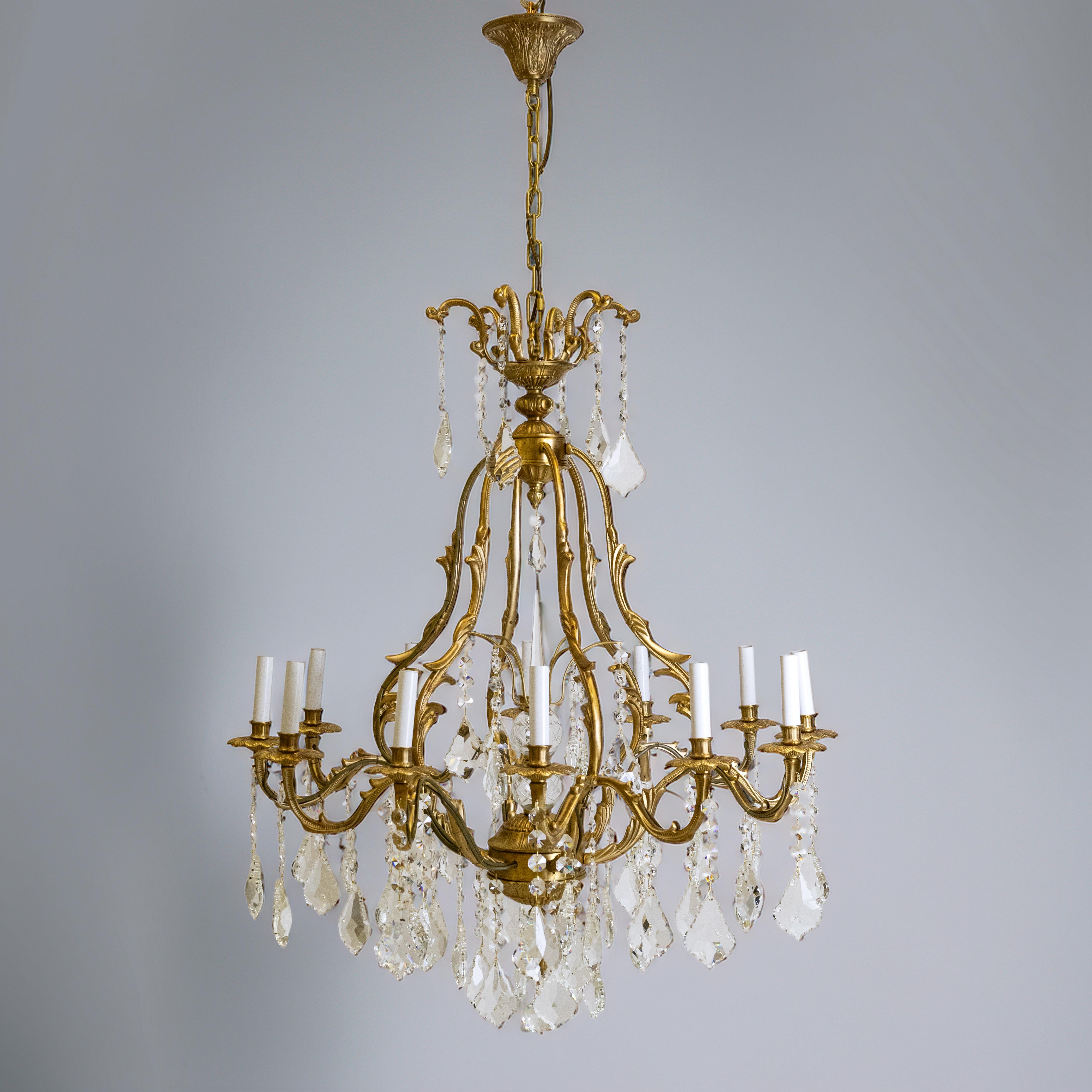 Un grande lampadario francese a gabbia d'uccello con gocce di cristallo sfaccettate, bracci a spirale ed eleganti gocciolatoi in fusione. Al centro si trova un grande picco prismatico interno, completo di rosone originale. 

Dimensioni:
120 cm di