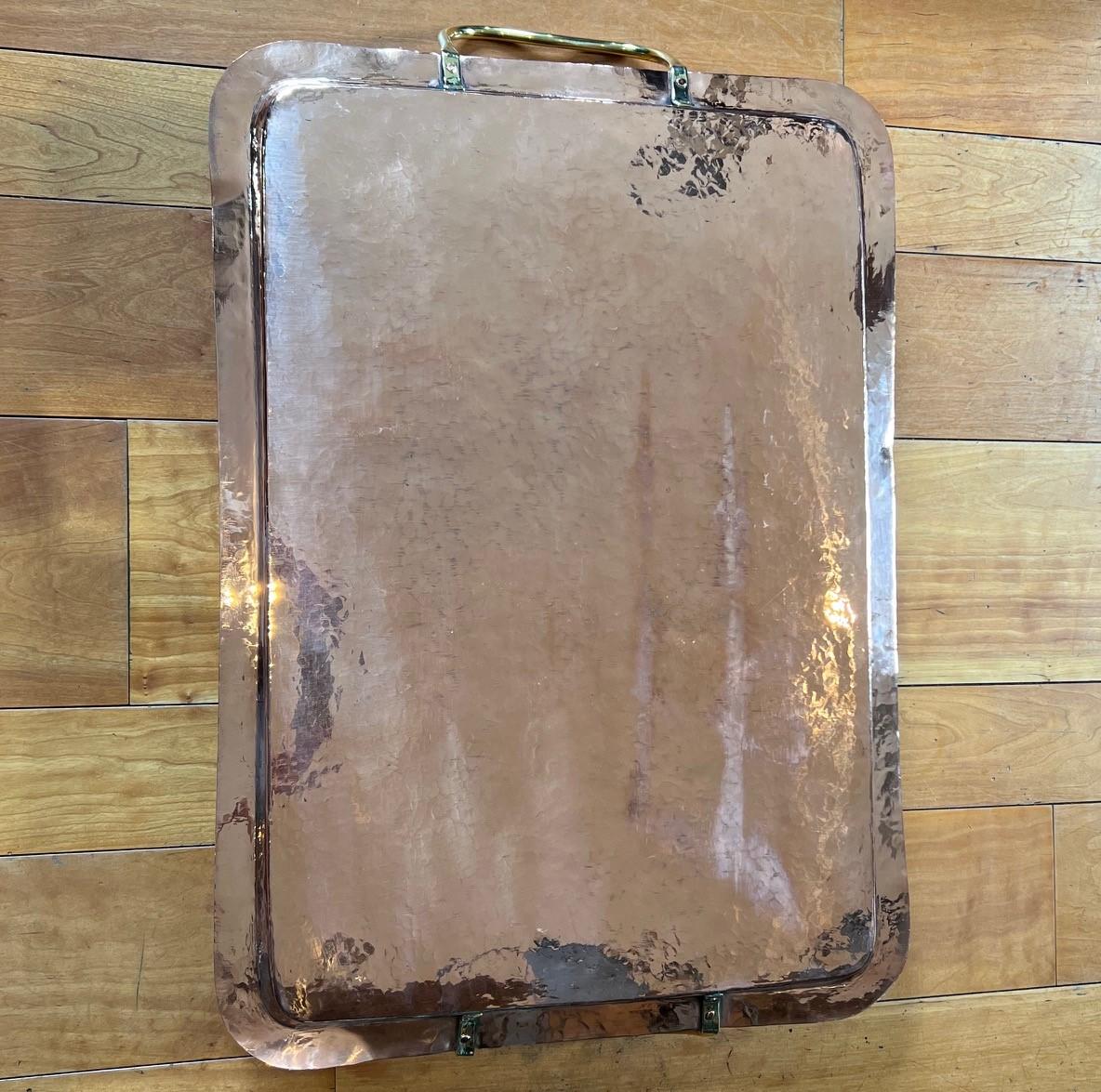Bandeja grande francesa antigua de cobre martillado a mano con asas de latón en venta 2