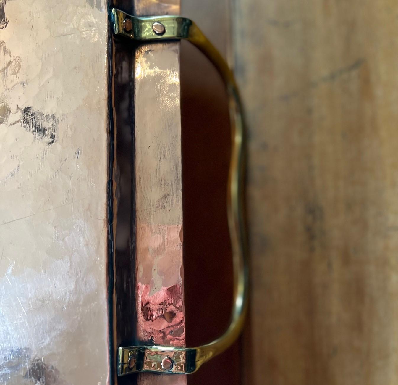 Bandeja grande francesa antigua de cobre martillado a mano con asas de latón en venta 4