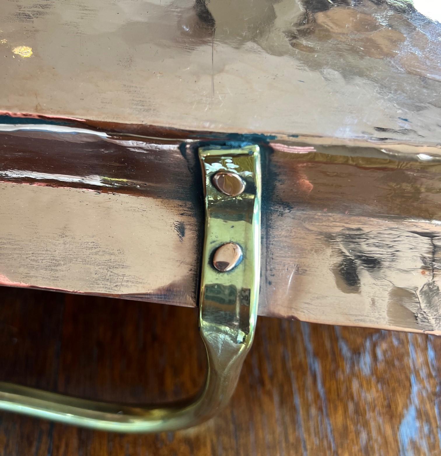 Bandeja grande francesa antigua de cobre martillado a mano con asas de latón en venta 5