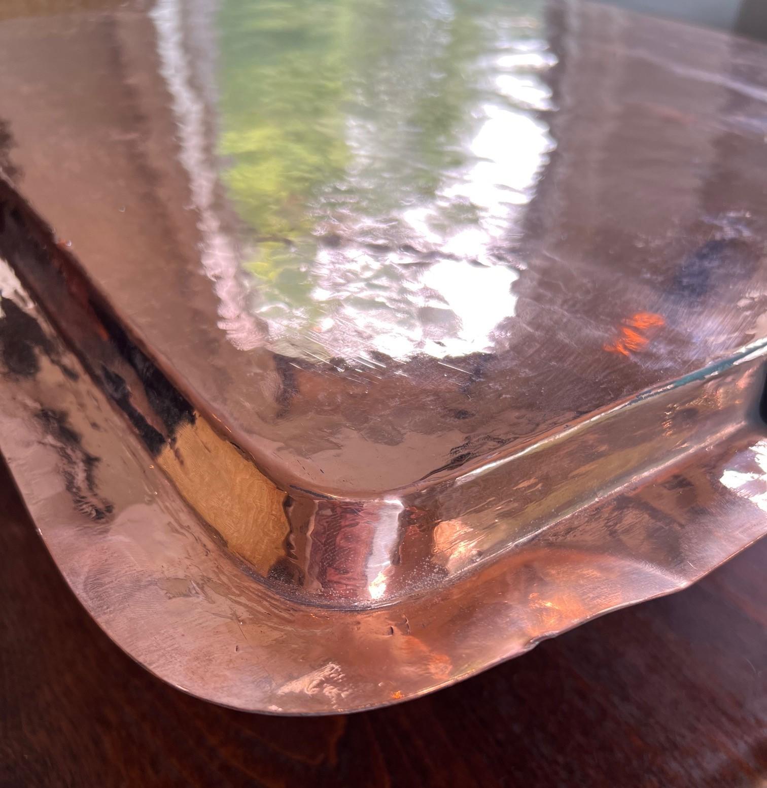 Bandeja grande francesa antigua de cobre martillado a mano con asas de latón en venta 8