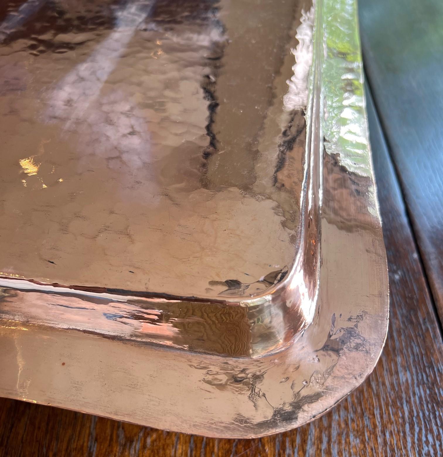 Bandeja grande francesa antigua de cobre martillado a mano con asas de latón en venta 9
