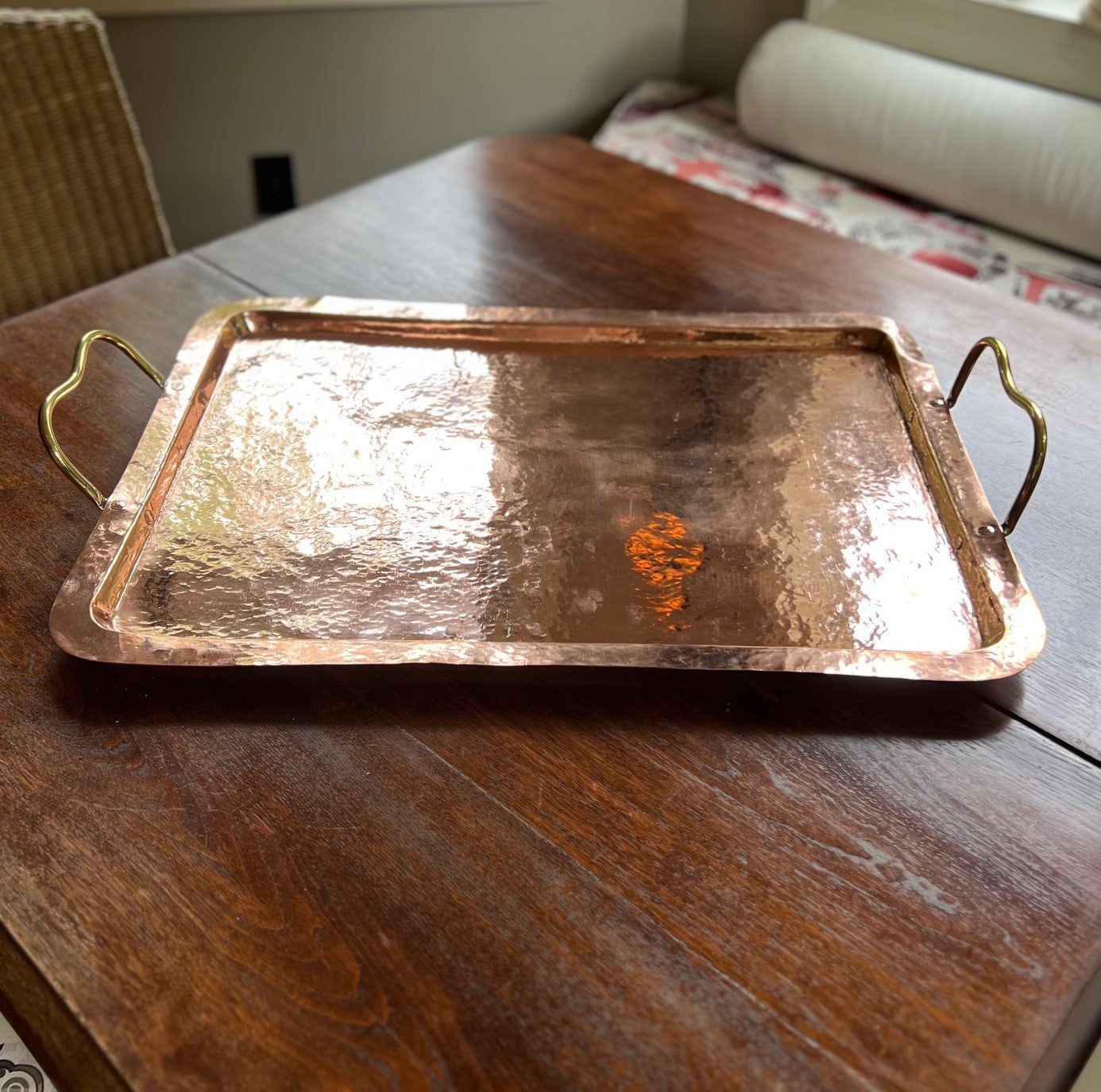 Una gran bandeja francesa antigua de cobre martillado a mano que sería un complemento impresionante para cualquier hogar, tanto si se utiliza para servir como acento decorativo. Con unas medidas de 19 pulgadas de ancho por 30 pulgadas de largo