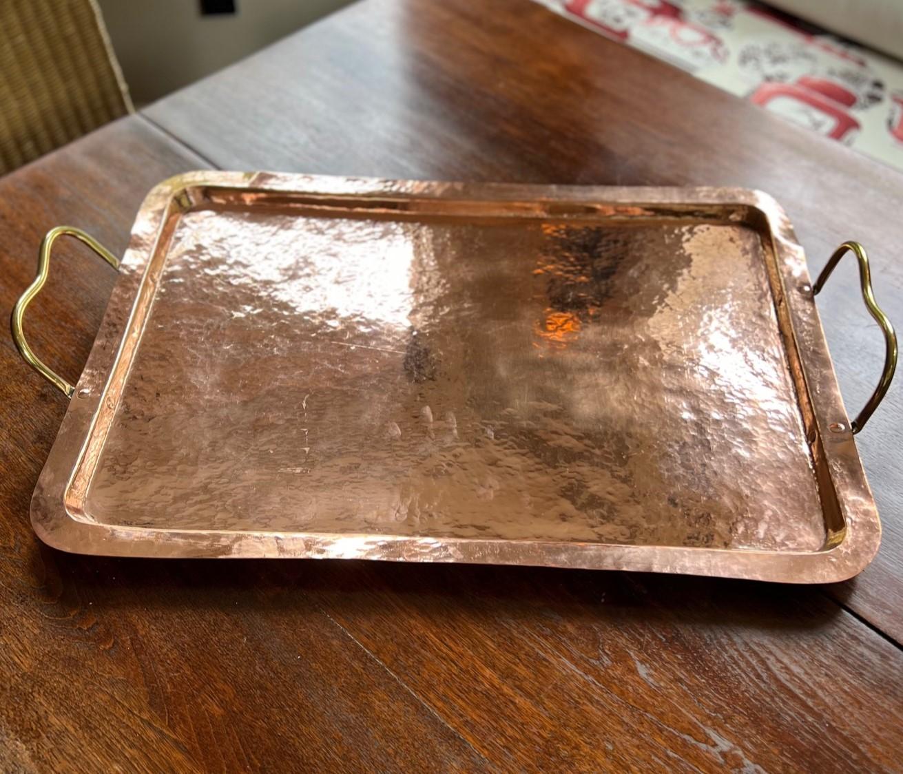 Bandeja grande francesa antigua de cobre martillado a mano con asas de latón Francés en venta