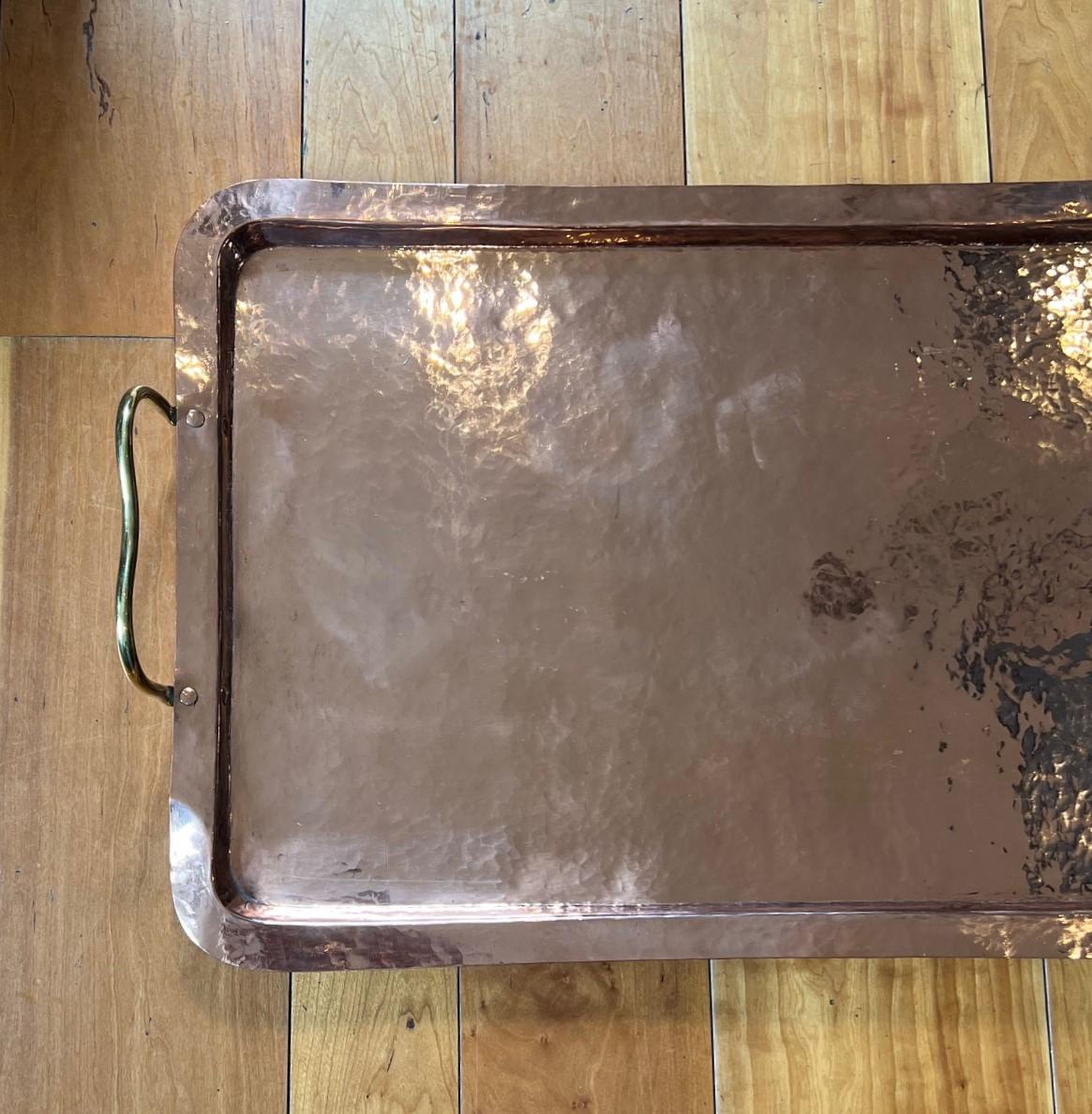 Bandeja grande francesa antigua de cobre martillado a mano con asas de latón Martillado en venta