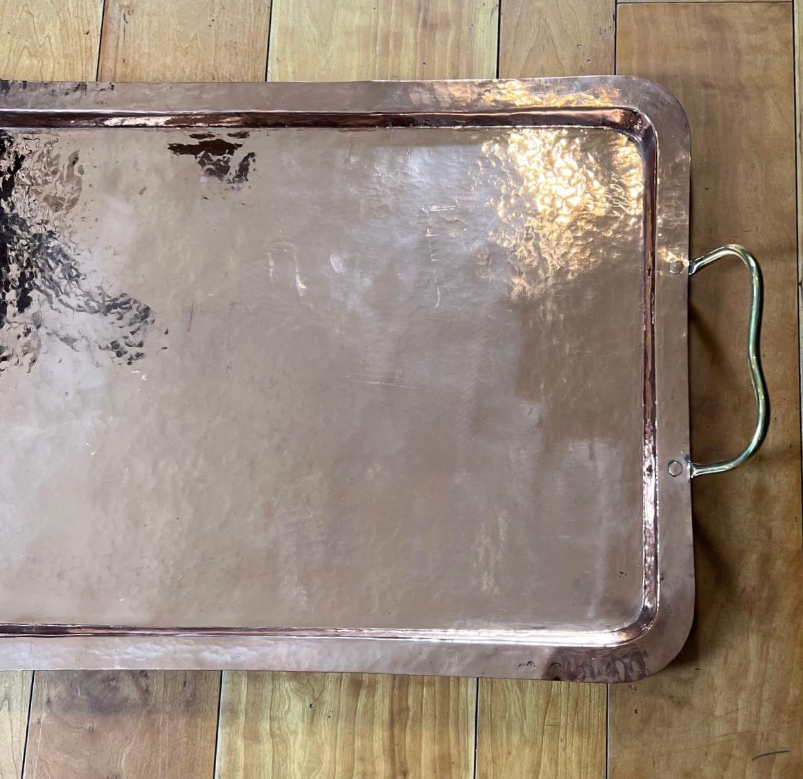 Bandeja grande francesa antigua de cobre martillado a mano con asas de latón en Bueno estado para la venta en Morristown, NJ