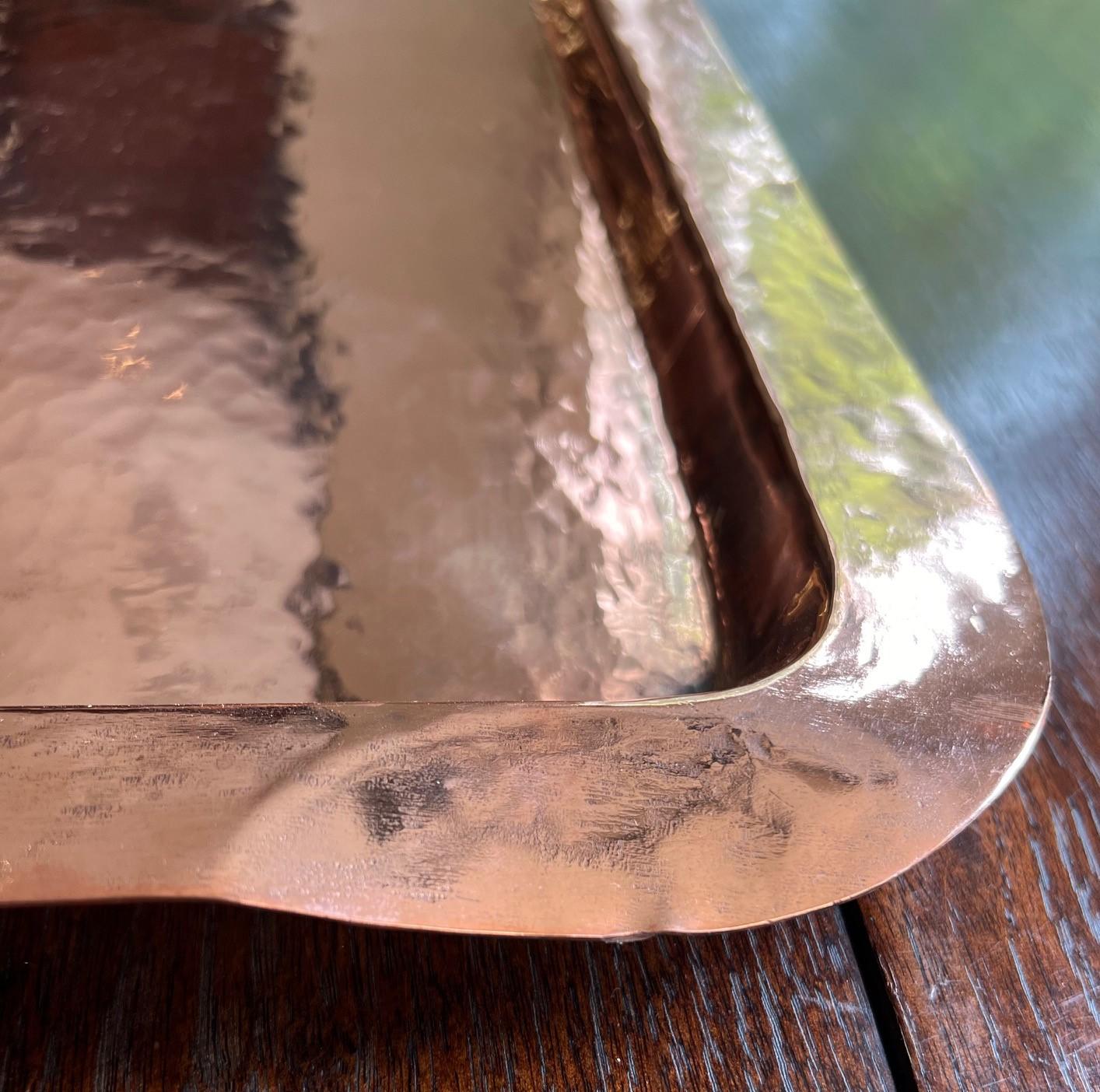 Bandeja grande francesa antigua de cobre martillado a mano con asas de latón Cobre en venta