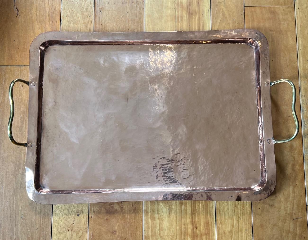 Bandeja grande francesa antigua de cobre martillado a mano con asas de latón en venta 1