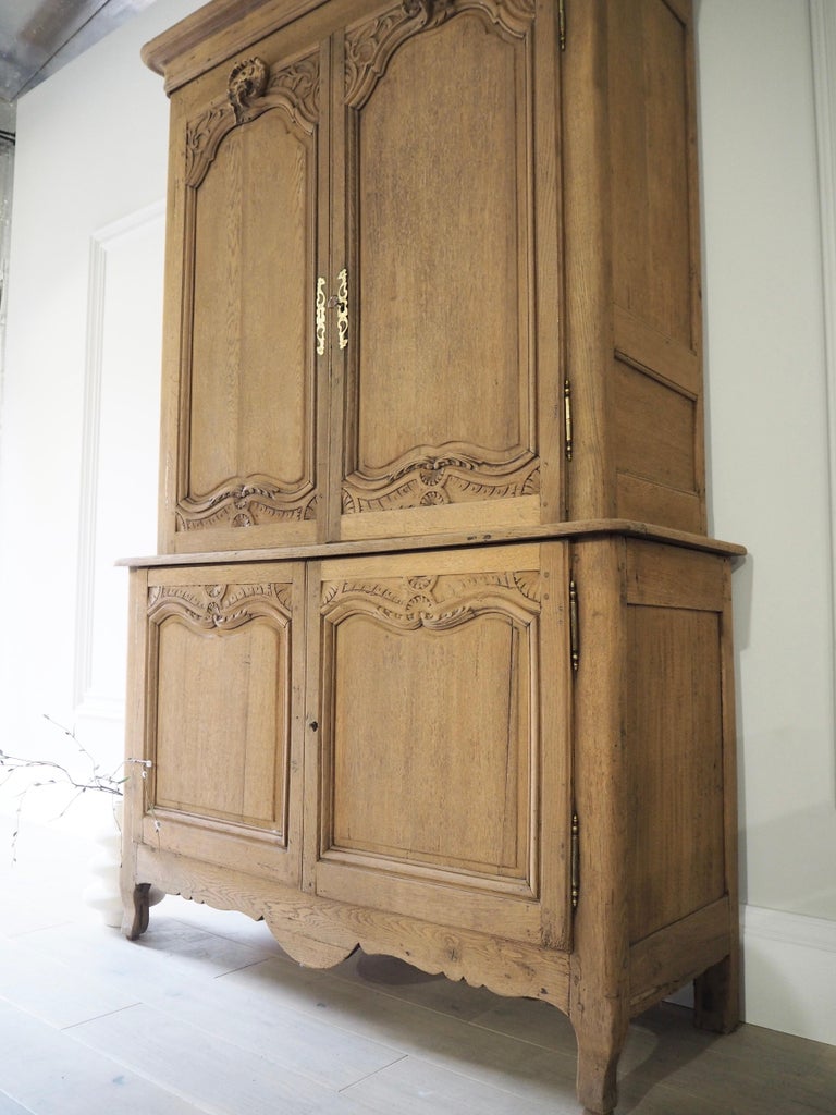 Grande armoire française ancienne en lin de type Larder dans une ferme