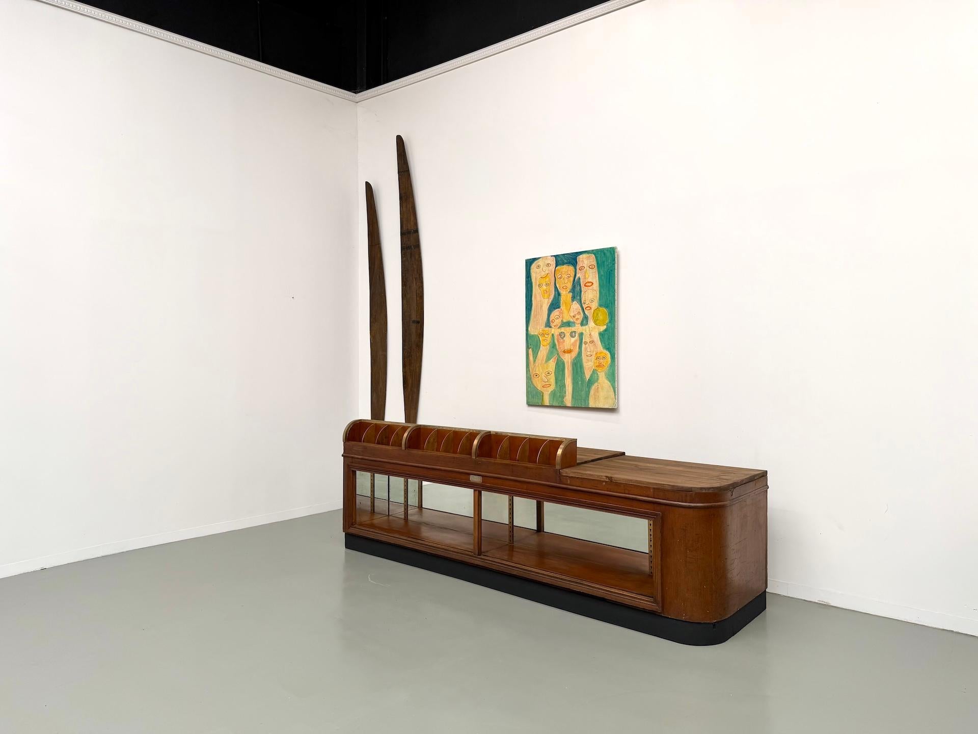 Grande bancone da negozio francese antico, circa 1930, in legno massiccio di quercia e pino. in vendita 3