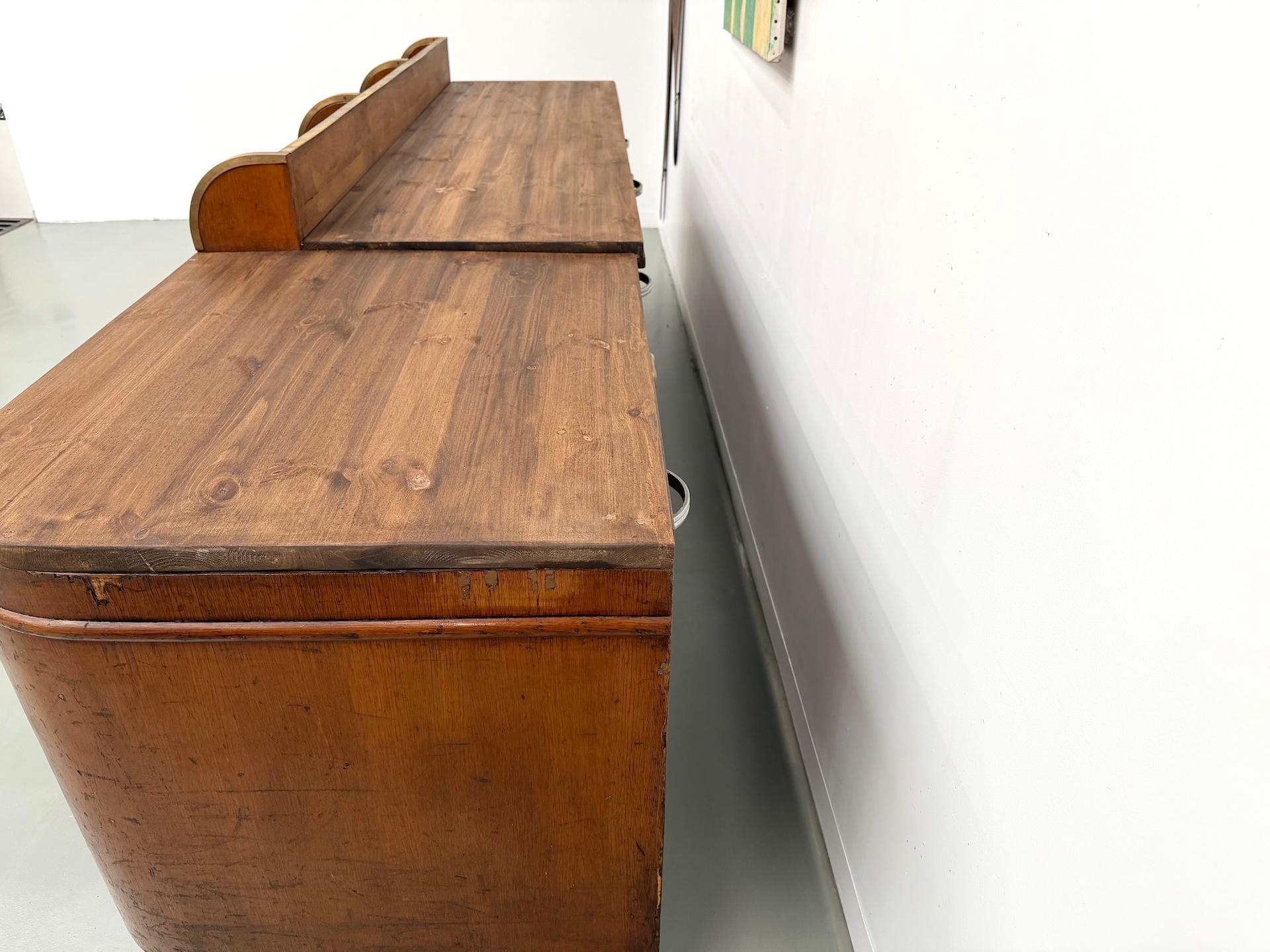 Grande bancone da negozio francese antico, circa 1930, in legno massiccio di quercia e pino. in vendita 4