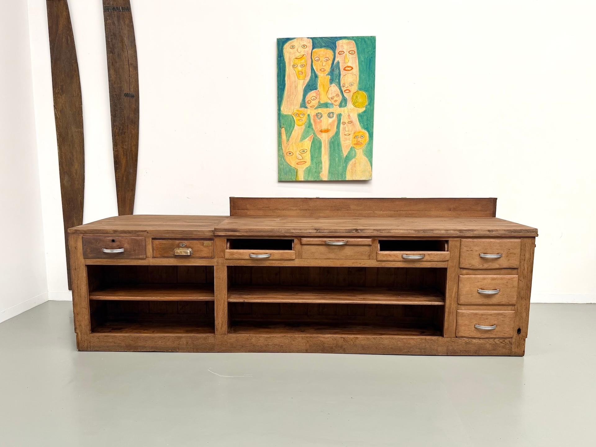 Grande bancone da negozio francese antico, circa 1930, in legno massiccio di quercia e pino. in vendita 6