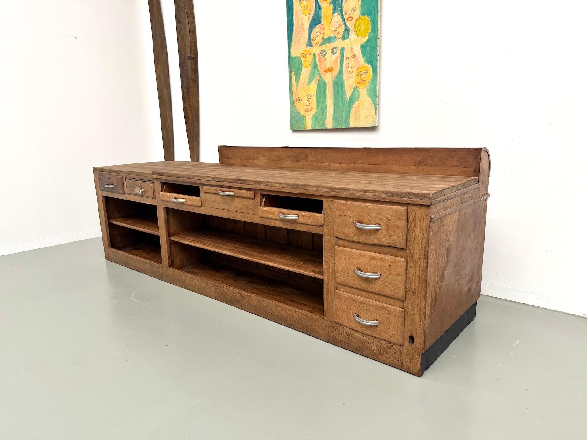 Grande bancone da negozio francese antico, circa 1930, in legno massiccio di quercia e pino. in vendita 7