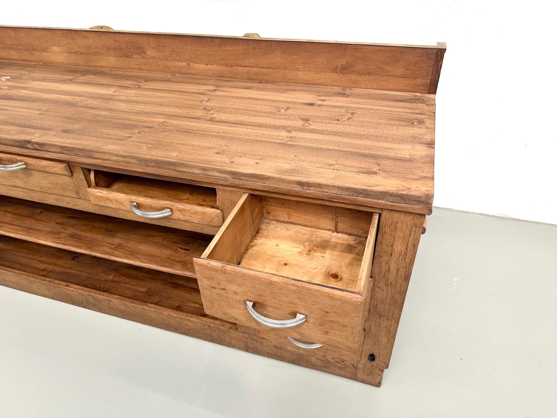 Grande bancone da negozio francese antico, circa 1930, in legno massiccio di quercia e pino. in vendita 8
